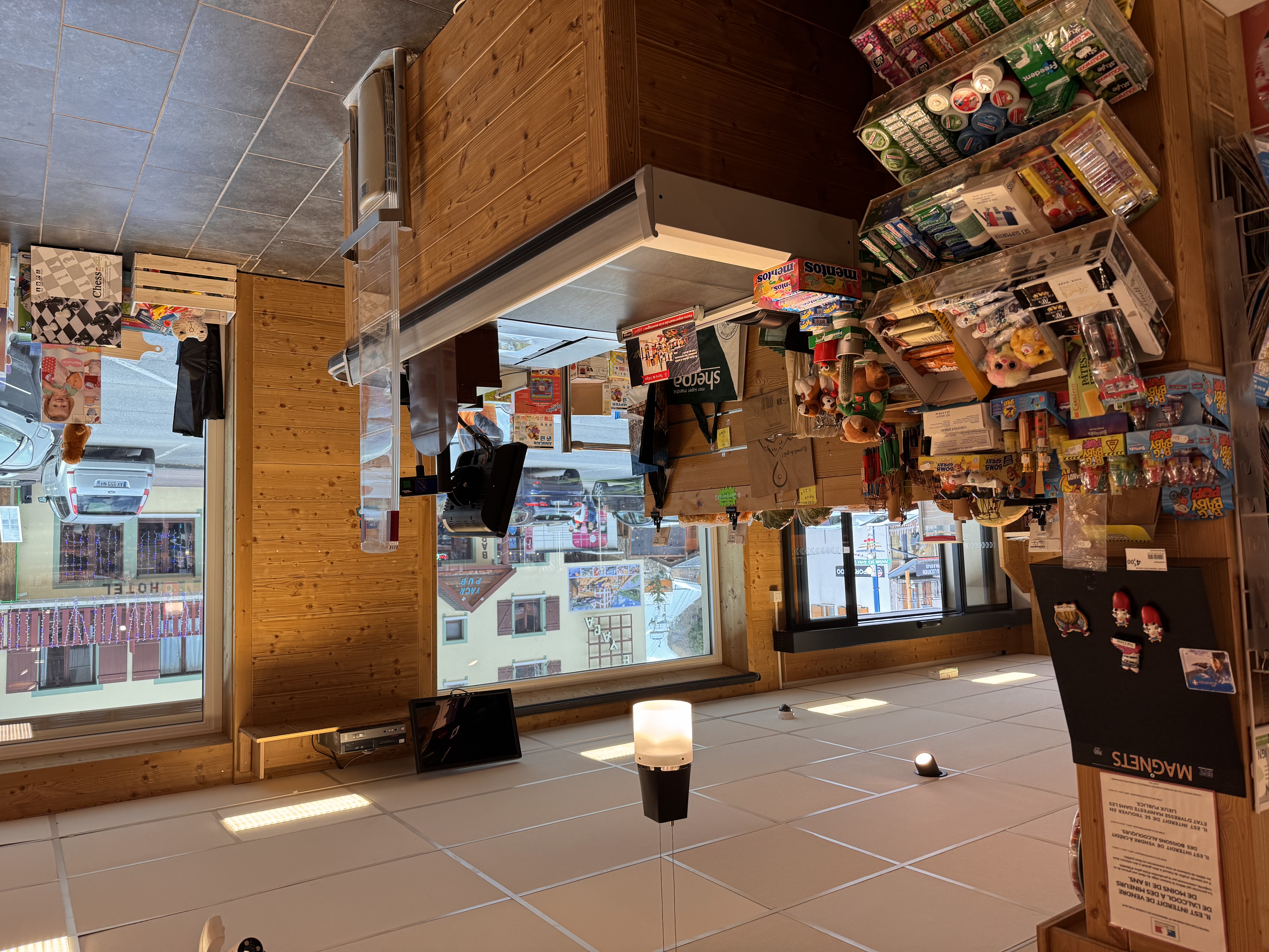Suite à départ en retraite, vente d’un fond de commerce d’une supérette alimentaire 250 m2 . Magasin refait entièrement à neuf récemment. Situé au cœur d’une station de ski