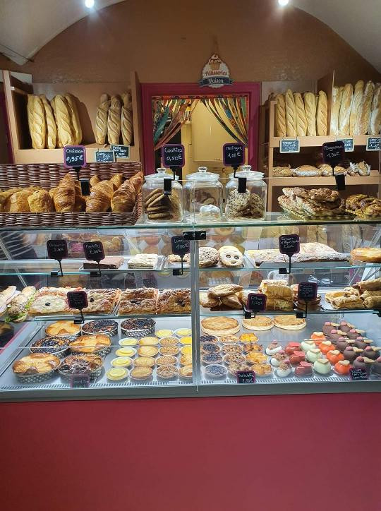 Jolie boulangerie dans centre de village. Gros parking en face, pas de boulangerie au 6kms alentours. Possibilité d'évolution car nous sommes ouvert que le matin.