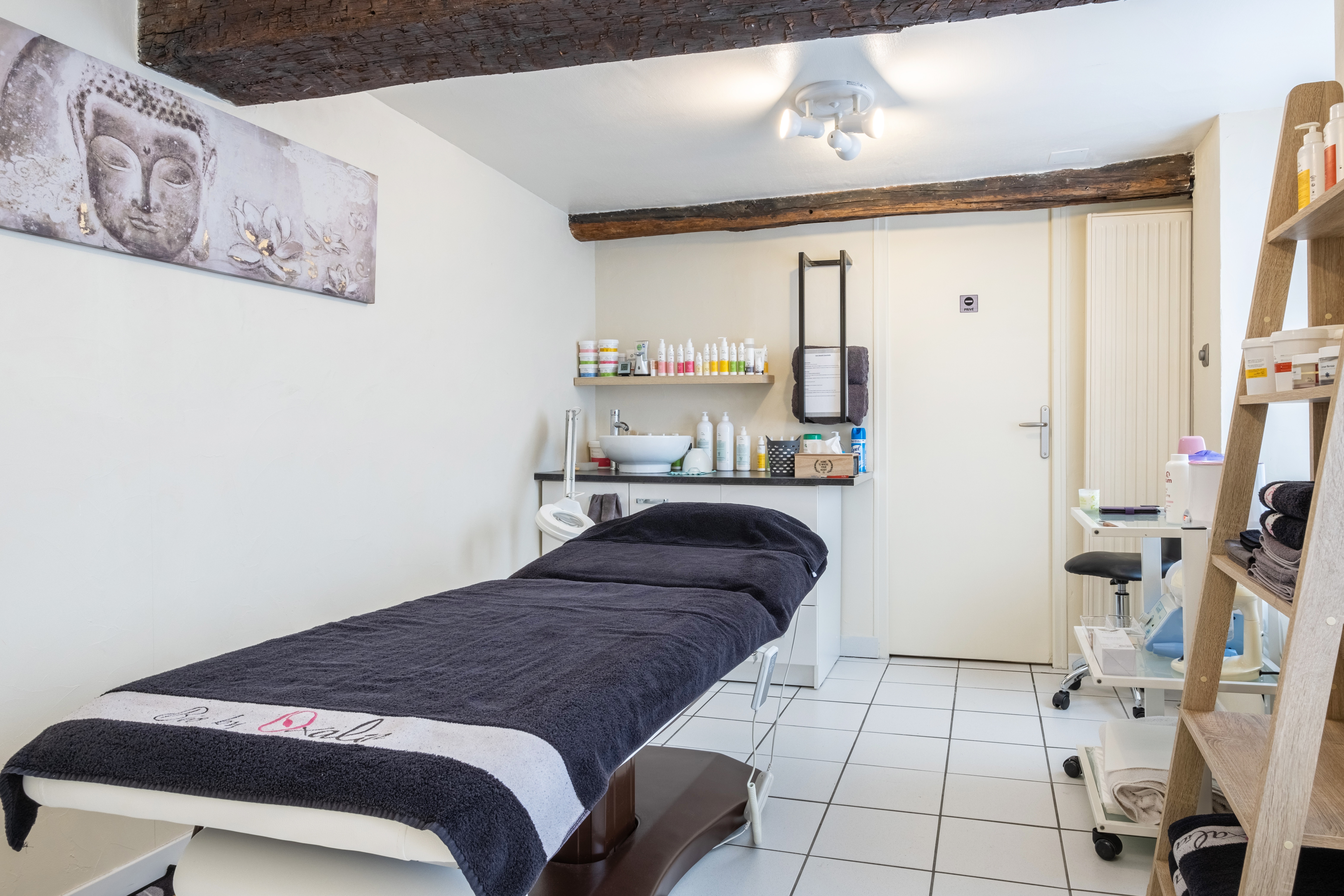 A vendre fond de commerce, Institut de beauté en activité, clientèle fidèle, situé en plein centre de DUN LE PALESTEL (23), ville dynamique de plus de 1000 habitants avec de nombreux commerces ( tabac-presse, pharmacies, opticien, coiffeurs, supermarché, boulangeries, boucheries...) écoles maternelle et primaire et collège.

Local de 70 m2 comprenant un espace accueil et vente, 2 cabines équipées de plus de 10 m2 chacune, un coin manucure et une réserve.
Caisse enregistreuse récente et aux normes.

Possibilité de louer le logement d'habitation au-dessus de l'institut (grand séjour, 3 chambres...)

Vente cause déménagement pour rapprochement de conjoint.