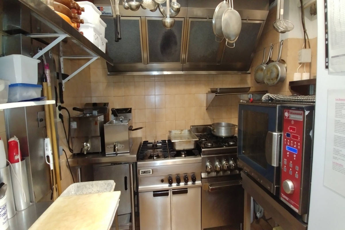 BOURGOGNE / SAÔNE ET LOIRE
VERDUN SUR LE DOUBS, fond de restaurant et vente de vins au c?ur de la vieille ville.
Etablissement de notoriété reconnu depuis de nombreuses années.
Restauration traditionnelle et bourguignonne ouvert 8 mois de l'année de mars à décembre.
Chiffre d'affaire en constante augmentation depuis 6 ans.
Salle d'environ 100 m2, 45 couverts, possibilité de terrasse en saison
Stockage de la même surface à l'étage
Faible loyer des murs commerciaux de 500 ? par mois, bail récent.
Parfait pour un couple ou duo d'associés.
Un bel outil de travail pour réaliser vos projets, matériel en bon état, aucun travaux à prévoir.
WC et dossier handicapés aux normes.
Excellent EBE, vendu bien en dessous du chiffre d'affaire.
