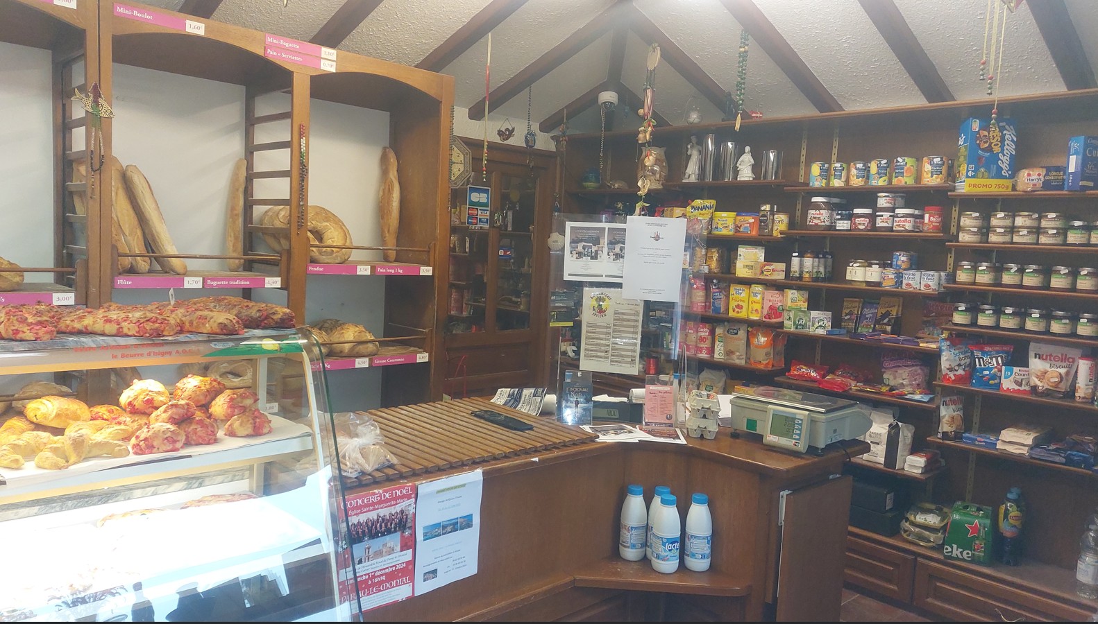 Une boulangerie, pâtisserie pleine de charme et d'activités, au coeur d'un bourg rural riche d'un patrimoine architectural et environnemental. Reprise pour cause de retraite d'un fonds de commerce (les murs appartenant à la commune), composé d'un labo pour du pain à l'ancienne, d'un espace de vente actuellement partagé entre une boulangerie traditionnelle et un multi-services très achalandé (fromages et viandes produits locaux) véritable relais d'approvisionnement pour les habitants. C'est un lieu de vie sociale niché entre un très bel hôtel-restaurant renommé, la mairie et l'église, au coeur du village. Bourg dynamique, entre Paray-le-Monial et Charolles, au coeur de la vallée de l'Arconce qui irrigue le Charolais,  la ville de Poisson est composé de près de 600 habitants. Ecole (que la boulangerie fournit) associations participent à la dynamique de la ville. La proximité des bourgs voisins sans commerces, place Poisson au centre de l'écosytème de proximité.
Terrasse autorisée, plein sud ! 
C'est une reprise à bon potentiel, le CA est très équilibré et positif. Il sera toujours opportun de penser à une tournée éventuelle, la demande est forte. 
Le commerce est loué par la commune ainsi que le logement au-dessus (accès interne et externe), composé de 3 chambres. L'idéal pour une famille. Le loyer pour l'ensemble serait de 650 euros.   
C'est un appel pour un boulanger passionné de bon pain et aimant les contacts faciles en milieu rural, plein de charme et bien vivant, alors n'hésitez pas, contactez-nous !