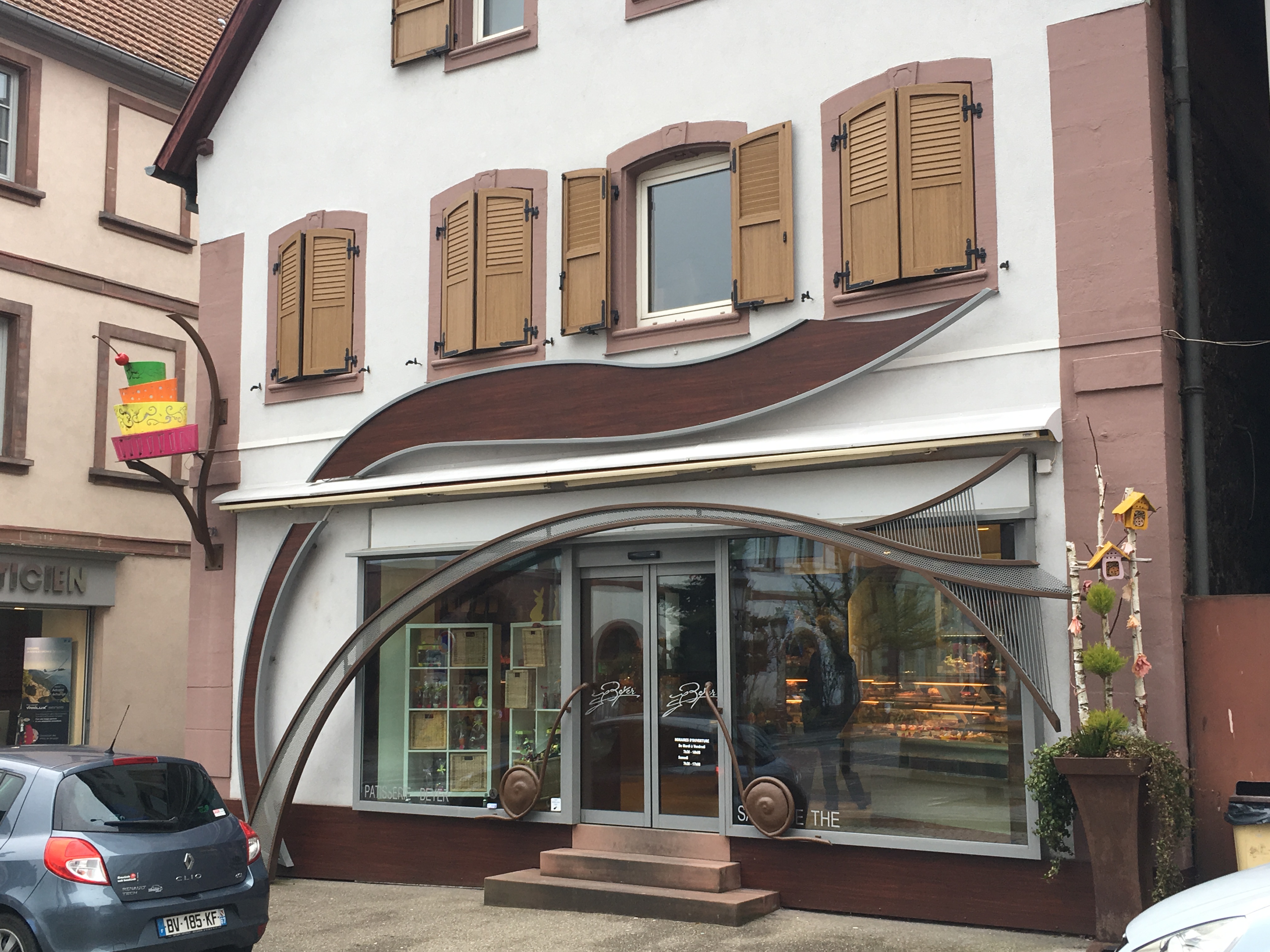 Vends pâtisserie salon de thé 
Dépôt de pain dans le parc régional des Vosges du Nord
Labo chocolat, traiteur et pâtisserie
Agencement et laboratoire bien équipés avec des machines récentes et régulièrement entretenues 
Salon de thé avec 13 tables et une petite terrasse (possibilité de l’agrandir)
Agence s'abstenir 
Nous contacter par téléphone pour plus de renseignements au 0616475127.