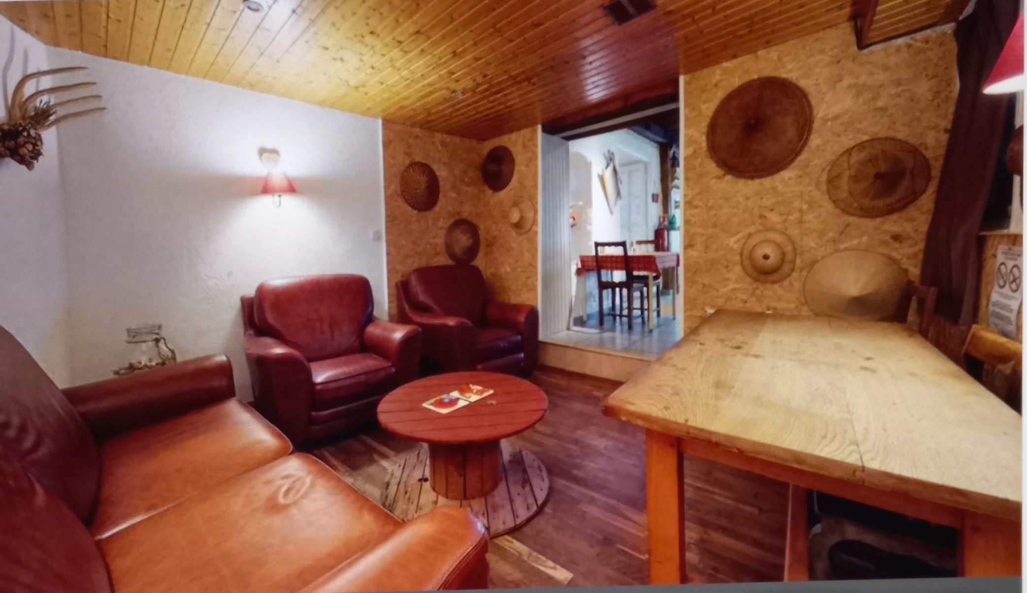Urgent cause santé a vendre restaurant  dans le jura à Moissey sortie d autoroute A,36 entre Dole,Dijon,Besançon et Vesoul dans un petit village de moins de 600 habitants tous commerces école, crèche , transport
50 couverts hors terrasse 
Bâtiment de 225 M2 125m2 de restaurant et logement De 100 M2 plus dépendances de 53m2 cavé de chambre froide
Fond de commerces 70000 €
Loyer 1200€ sans logement 
Loyer 1650€ avec logement 
Grand parking à proximité
Possibilité d acheter les murs l207500€
Frais d agence compris 
L ensemble 260000€