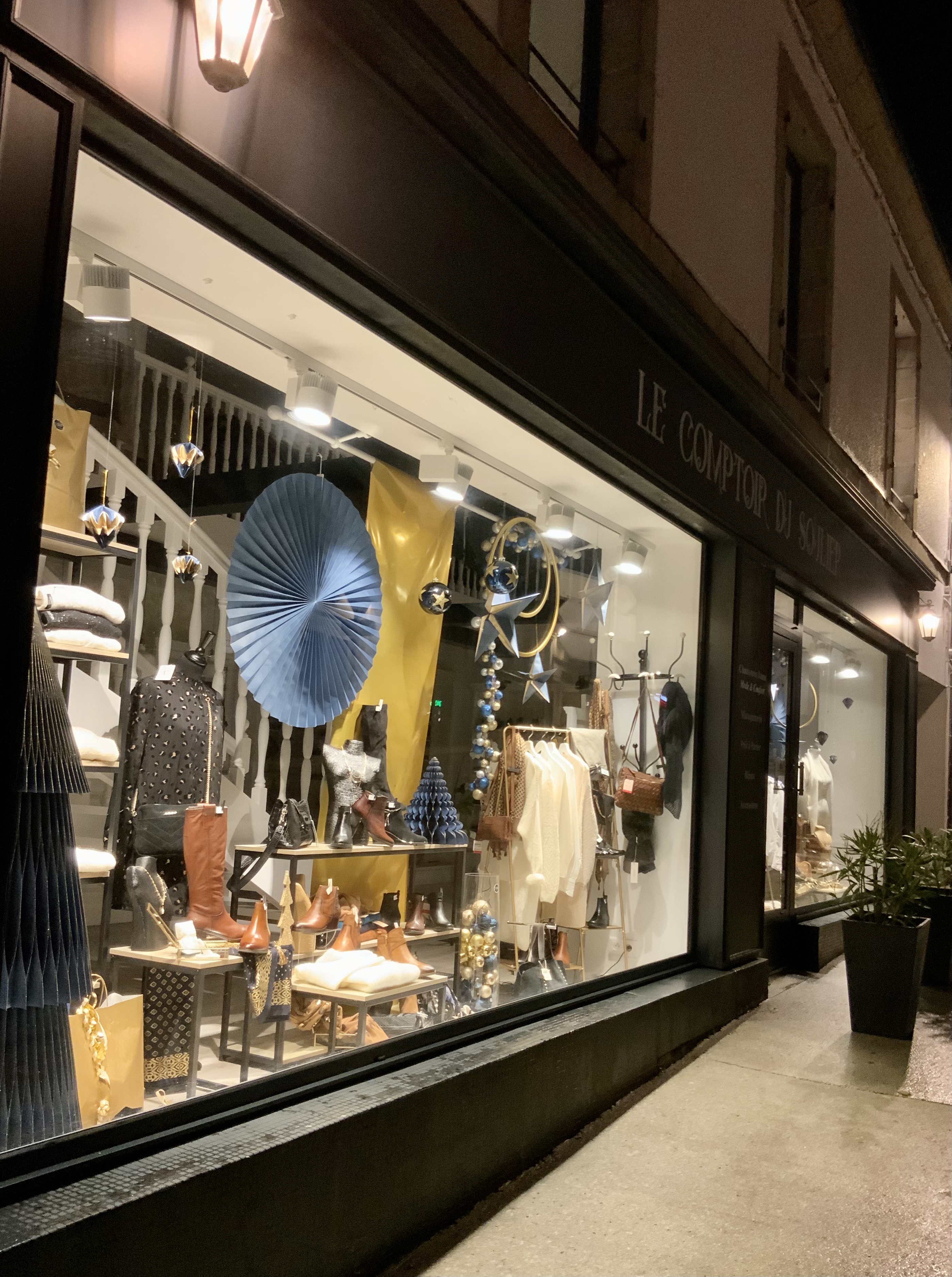 À vendre fond de commerce 
Concept store pour Elles et boutique en ligne
Chaussures vêtements accessoires et maroquinerie