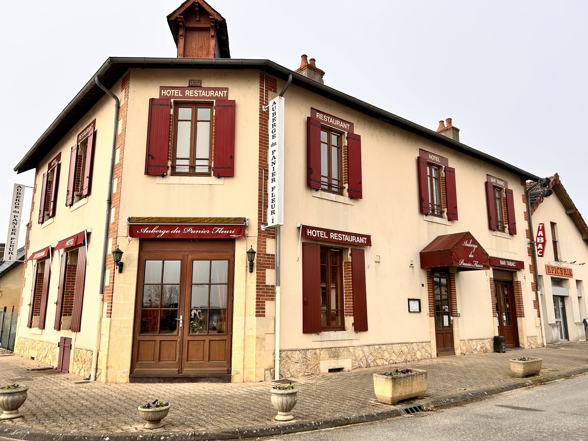 Bar-Hôtel-Restaurant du village situé sur la place de l’église de Montbeugny, au cœur du centre-bourg.
Montbeugny est une commune rurale de 680 habitants, calme et conviviale, située à proximité de Moulins, préfecture de l’Allier, et faisant partie de la Communauté d’Agglomération de Moulins.

Les locaux sont idéalement situés au centre du village près d’un parking, de l’école et d’un arrêt de bus.
Les murs ainsi que la licence IV appartiennent à la commune.
Les locaux sont aux normes PMR, sécurité, accessibilité et hygiène.

L’établissement a été exploité durant trente années par un couple de restaurateurs, fermé depuis le 31 mai 2025 pour cause de retraite.

Cette affaire est un véritable centre de vie pour la commune et une opportunité idéale pour un couple.

La commune ainsi que ses habitants sont impatients d’accueillir leurs nouveaux aubergistes ; pour faciliter votre reprise d’activité et vous assurer les premiers clients, une association d’habitants bénévoles continue de proposer dépôt de pain, journaux et cafés en vous attendant, 6 jours sur 7.

DESCRIPTION DES LOCAUX :
Rez-de-chaussée : 
Salle de restauration : 61m²
Entrée : 5.80m²
Bar : 37.20m²
Cuisine : 52m² (pourra être équipée par la commune si besoin)
Chambre froide : 4m²
Toilettes + WC : 7.36m²
Magasin (épicerie + dépôt de pain) : 44m²
Grande terrasse intérieure avec un passage indépendant : 80m²

Premier étage : 
Trois chambres de 14m² chacune comprenant une salle de bain de 4m² et un sanitaire indépendant.
Appartement de 80m² avec quatre chambres, un séjour, une cuisine et une salle de bain.

CONDITIONS DE LOCATION :
 Bail commercial comprenant une licence 4  loyer de 550€/mois
 Logement type T5 possible pour l’exploitant  loyer de 350€/mois

EMPLACEMENT STRATÉGIQUE :
 À quinze minutes du parc d’attraction/animalier le PAL (1er parc d’attraction régional avec 700 000 entrées annuelles),
 À proximité d’une sortie de l’autoroute A79,
 À proximité de la zone logistique du LOGIPARC 03 : 180 hectares avec plus de 500 emplois actuellement et 1200 à terme (zone actuellement en développement),
 À proximité de l’aérodrome de Moulins/Montbeugny.

Des aides importantes peuvent être obtenues auprès des collectivités, dans le cadre de la reprise du dernier commerce : Conseil Départemental, Région Auvergne Rhône Alpes, etc.

Pour tous renseignements complémentaires ou pour toutes demandes de rendez-vous afin d’effectuer une visite des lieux, merci de bien vouloir vous adresser à la mairie de Montbeugny :

Tél. : 04.70.44.51.04 / 06.11.07.99.06
Mail : contact@montbeugny.fr / maire@montbeugny.fr