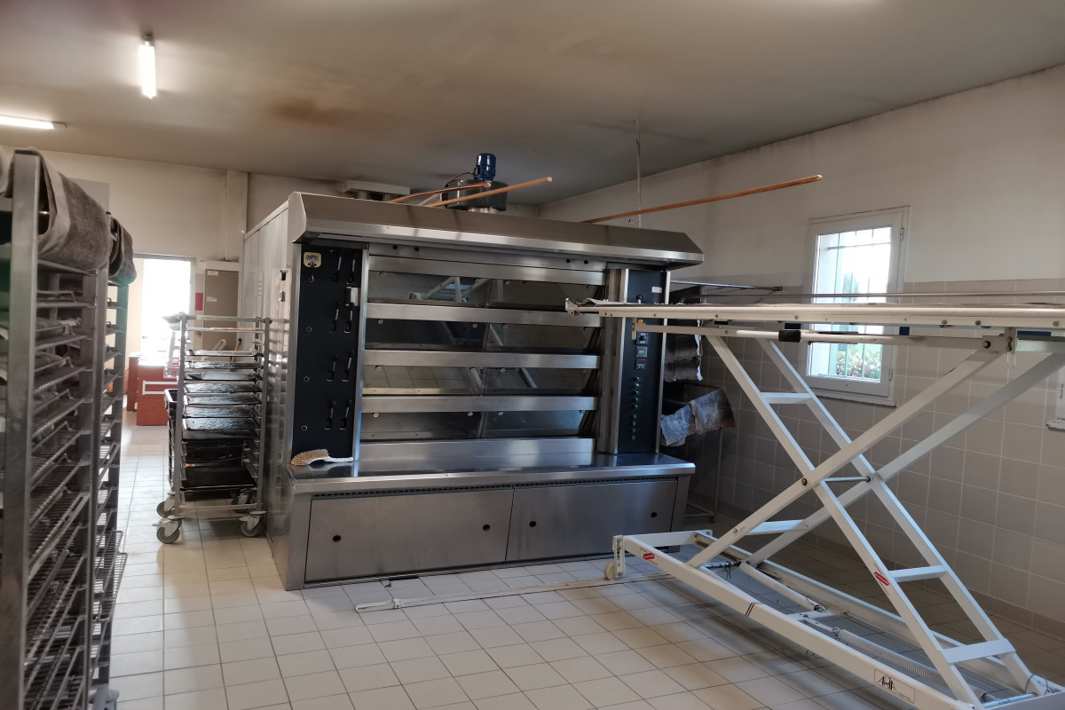 vends boulangerie pâtisserie dans village touristique 
travaille en couple 4 semaine de congé
matériel en bon état labo pâtisserie et magasin climatisé 
bon CA prix de vente fond 125000? et murs 165000? avec terrain à bâtir
curieux s'abstenir...