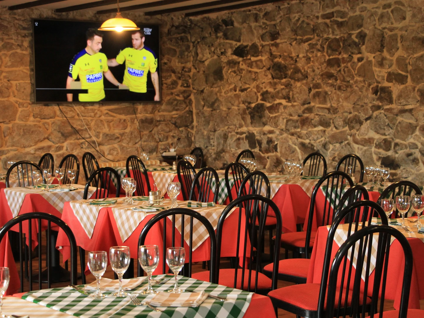 L’Auberge de La Belette est un hôtel restaurant bar de caractère, 2*, labellisé Qualité Tourisme, Clef verte et Tourisme et Handicap… Une « pépite » à haut potentiel à proximité de la sous-préfecture d’Ambert au cœur du Parc Naturel Régional du Livradois Forez ! (50mn de Clermont-Ferrand, 2h de Lyon, 5h de Paris).

Nichée au cœur de l'Auvergne, dans le parc naturel du Livradois Forez, l'auberge de la Belette est un établissement offrant une expérience authentique, avec pour ambition d'apporter des moments de convivialité à sa clientèle dans un cadre rustique.

Non loin de la ville d'Ambert, vous aurez l'occasion de séjourner dans cet établissement au décor de montagne, en pleine immersion dans la vie Auvergnate. L'établissement bénéficie d'une situation idéale, au départ de nombreux sentiers pédestres et au cœur du plus grand domaine VTT de France (2700 km).

La partie restauration est constituée de 3 espaces indépendants d’environ 48 couverts chacun :

une salle rustique avec poêle
une salle avec cheminée (insert)
une terrasse avec vue

La cuisine est communicante avec les 3 espaces, entièrement aménagée et équipée aux normes en vigueur (piano, four, frigo, congélateur, plonge, chambre froide… Espace préparation chaud, préparation froid, cave...).

La partie hébergement (utilisable sous forme hôtel, chambre d’hôtes ou gîte) comprend 7 chambres, organisées en 17 couchages pour la norme 2* (19 couchages entièrement modulables, neufs et confortables disponibles). Chaque chambre comprend une douche ou baignoire et WC. 2 ou 3 chambres ont une capacité de 3 ou 4 personnes (familiale ou suite).

D’autres espaces valorisent l’établissement pour l’accueil clientèle ou la fonctionnalité du travail : piscine couverte, salle de détente, terrasses privatives, jardin, parking… buanderie, bureau-boutique-réception, réserve, grenier…

L’établissement comprend également un comptoir de bar-réception et une licence IV.

Les toilettes sont neuves et aux normes d’accessibilité. L’hébergement n’est pas accessible aux PMR mais homologué pour les 3 autres handicaps objets de la labellisation (auditif, visuel et mental).

Il y a des vestiaires pour le personnel et un appartement de fonction (90m2, 5 chambres, accès indépendant, proximité village avec école et collège).

Le bien comprend également un hangar de 100m² ainsi que 3,5 hectares de prairie.

Il y a une clientèle locale fidèle (70%) et saisonnière (nationale et internationale).

L’établissement a entièrement été refait à neuf entre 2016 et 2019 : assainissement individuel, chaudière à granulés, panneaux solaires pour le chauffage et la production électrique, isolation thermique et phonique …

Potentiel pour de nouvelles prestations : garage fermé, pâture de chevaux au pré

CA de 200 à 350 000 €

Location envisageable

Accompagnement à la reprise

Valeur du bien : 500 000 € - montages financiers pour transmission à étudier

Disponibilité immédiate

En zone de revitalisation rurale (ZRR), toute reprise de commerce bénéficie d’une exonération fiscale totale durant 5 ans, puis dégressive dans les années suivantes. Il est possible d’être accompagné techniquement et/ou financièrement par le Réseau Initiative, France Active, le Parc Livradois-Forez, la CMA, la CCI ou la BGE. Il existe également une aide destinée aux petites entreprises du commerce, à l’artisanat et aux services avec points de vente, en co-financement entre la Communauté de communes Ambert-Livradois-Forez et la Région Auvergne-Rhône-Alpes  (→ plus d'infos ici).