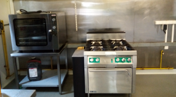 Au cœur d’une commune de 206 habitants entre Creuse et Auvergne, située à 30 minutes de la station thermale d’Evaux-les-Bains (4000 curistes/an), à 1 heure du Massif du Sancy.

Vous souhaitez reprendre un bar-restaurant à la frontière auvergnate, pour créer un lieu de retrouvaille pour les habitants et les touristes de passage.

 Les opportunités

La commune est à la recherche de professionnels de la restauration pour la gérance de cet établissement. À proximité de parcours de randonnée et aux portes de l’Auvergne, ce bar/restaurant est idéalement situé pour développer une activité florissante dans un cadre agréable et offre la possibilité de travailler avec des producteurs locaux.

L’activité actuelle

Activité de restauration depuis plus de 20 ans, ce lieu de vie est fédérateur pour nos nombreuses associations. Il permet également à une clientèle régulière, ouvrière et touristique de partager un moment convivial ou tout simplement se restaurer.

Sa salle entièrement rénovée, d’une capacité de 50 couverts (tables et chaises disponibles). Permettant l’accueil des voyageurs de passage et de créer un lieu où l’on aime à se retrouver. Son bar, refait à neuf est déjà équipé de frigos, d’un lave-verre, d’une cave à vin et d’un évier.

Loyer mensuel : 680 €

 Superficie : 200 m²

Local professionnel

· Salle de 63 m²

· Rénové en 2024

Local d'habitation de 100 m²

Équipements :

· Piano de cuisson

· Four

· Chambre froide

· Parking


 

À propos du territoire

Territoire ponctué de petits villages en pierre, l’est Creuse fait partie des contreforts du Massif central. Ses paysages vallonnés et verdoyants offrent des points de vue somptueux et de grands espaces propices aux sports de plein air et à une vie paisible.

Sur place : nombreuses associations sportives et culturelles, sentiers de randonnées, petit patrimoine, producteurs locaux…

À proximité (8 kms) : boulangeries, supermarché, poste, école, collège, médecins, infirmières, garagistes…

L’actuel déploiement de la fibre sur tout le territoire creusois vous permet de rester connecté.