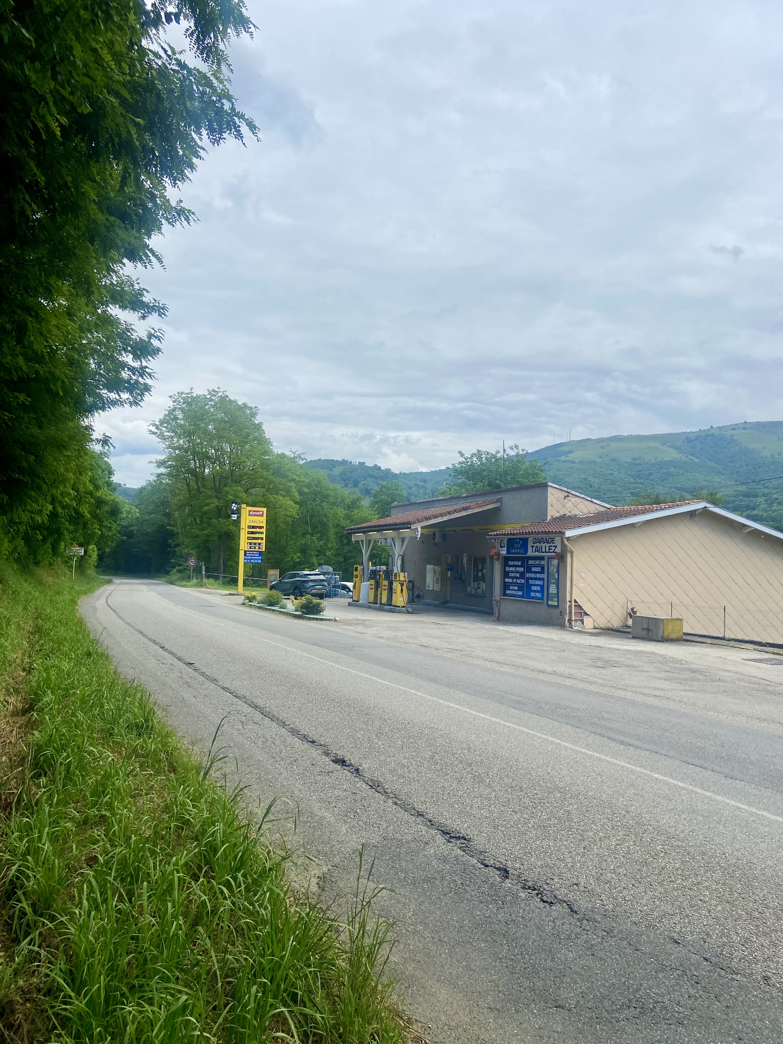 Dans une vallée verdoyante, proche de la ville de Foix, À VENDRE, commerce station service aux normes, plus garage et maison habitable. 

Description de la maison :
 
Maison composée de 2 chambres dont 1 de 10m2 et une autre de 14m2 et possibilité d’en faire une troisième avec la mezzanine située au- dessus du salon. 
Les deux chambres sont équipées de fenêtres doubles vitrage avec vu sur les montagnes. Spacieuse, avec assez de place pour y mettre des meubles de rangement ou un bureau 
Chauffage électrique 

La cuisine est tout équipée avec lave vaisselle et four inclus, gazinière et de nombreux placards et tiroir de rangement. Elle donne directement accès au balcon par la baie vitrée avec une jolie vue sur les montagnes également. De plus la cuisine comporte 1 fenêtre double vitrage en plus de la baie vitrée et d’une porte d’entrée. 
Le balcon lui est doté d’un barbecue, idéale pour partager des moments entre amis ou en famille au soleil. 
 Exposition plein sud. 

Salon très spacieux et lumineux avec escalier en colimaçon menant à la mezzanine. Le salon comporte 1 fenêtre double vitrage et une grande baie vitrée donnant également sur le balcon. Et est relié à la cuisine par un petit escalier. Chauffage électrique 

La SDB de 7,5m2 est équipé d’un miroir mural, 2 lavabos et d’un meuble à rangement. Douche à accès mobilité réduite et possibilité d’y installer un lave linge. Fenêtre double vitrage, réchauffe serviette électrique inclus. Plus un renfoncement mural pour plus de rangement. 
WC séparé, doté d’étagères murales. 

Surface habitable : 100m2
Place de parking inclus 
Clim réversible 

Le magasin de 36m2 comporte un bureau avec tous les équipements pour le service. De nombreuses étagères de rangement, 1 WC, 1 porte d’entrée et un accès direct au garage par les escaliers. 

Garage de 98m2 déjà tout équipé donnant sur un grand parking, et un jardin qui mène également à la rivière. Petit cabanon inclus pour y stocker du matériel.
Un appentis pouvant  accueillir un camping-car. 

Pour plus d’informations, ou pour toutes visites vous pouvez me contacter par mail à l’adresse suivante : Morganedufloucq@gmail.com ou par téléphone au : 06.66.35.89.44