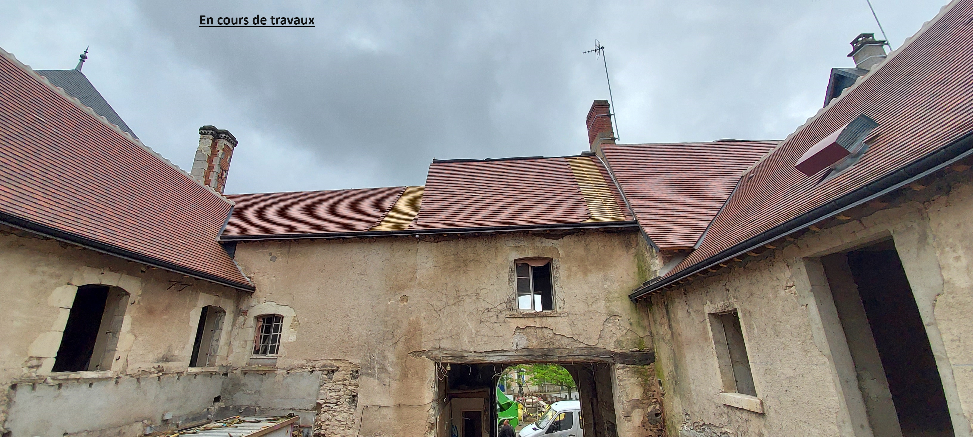 “Au Boeuf Couronné” Hôtel-restaurant emblématique de la Commune de Mézières-en-Brenne était l’une des deux auberges “Relais de poste” de la capitale Brennouse.

Force est de constater que le développement du tourisme devient une réalité croissante pour le territoire du Parc Naturel Régional de la Brenne. La municipalité  a acquit cet ensemble bâti, dont les origines remonteraient au XVème siècle, afin d’éviter une fermeture qui porterait atteinte à l’activité commerciale et touristique. Les travaux de réhabilitation sont actuellement en cours.

La réouverture de l’établissement est prévue au printemps 2025.

Appel à manifestation d'intérêts en vue de la conclusion d' un bail commercial pour l'exploitation de l'hôtel-restaurant "Au Boeuf Couronné"

I.-  IDENTIFICATION

Bail commercial pour l’exploitation de l’hôtel restaurant « Au Bœuf couronné »  9 place du Général de Gaulle, 36290 Mézières-en-Brenne.
Durée prévisionnelle du bail : neuf ans, renouvelable dans le respect des dispositions du code de commerce et de la législation applicable aux personnes publiques.

Valeur estimée du loyer : 30 000 € HT annuel (montant minimal figurant au projet de bail commercial qui pourra être librement augmenté par les candidats)


II.-  COMMUNICATION

Lien d’accès aux documents de la consultation : http://www.pro-marchespublics.com/accueil.htm.

Identification interne de la consultation : M2024-001AUBOEUFC