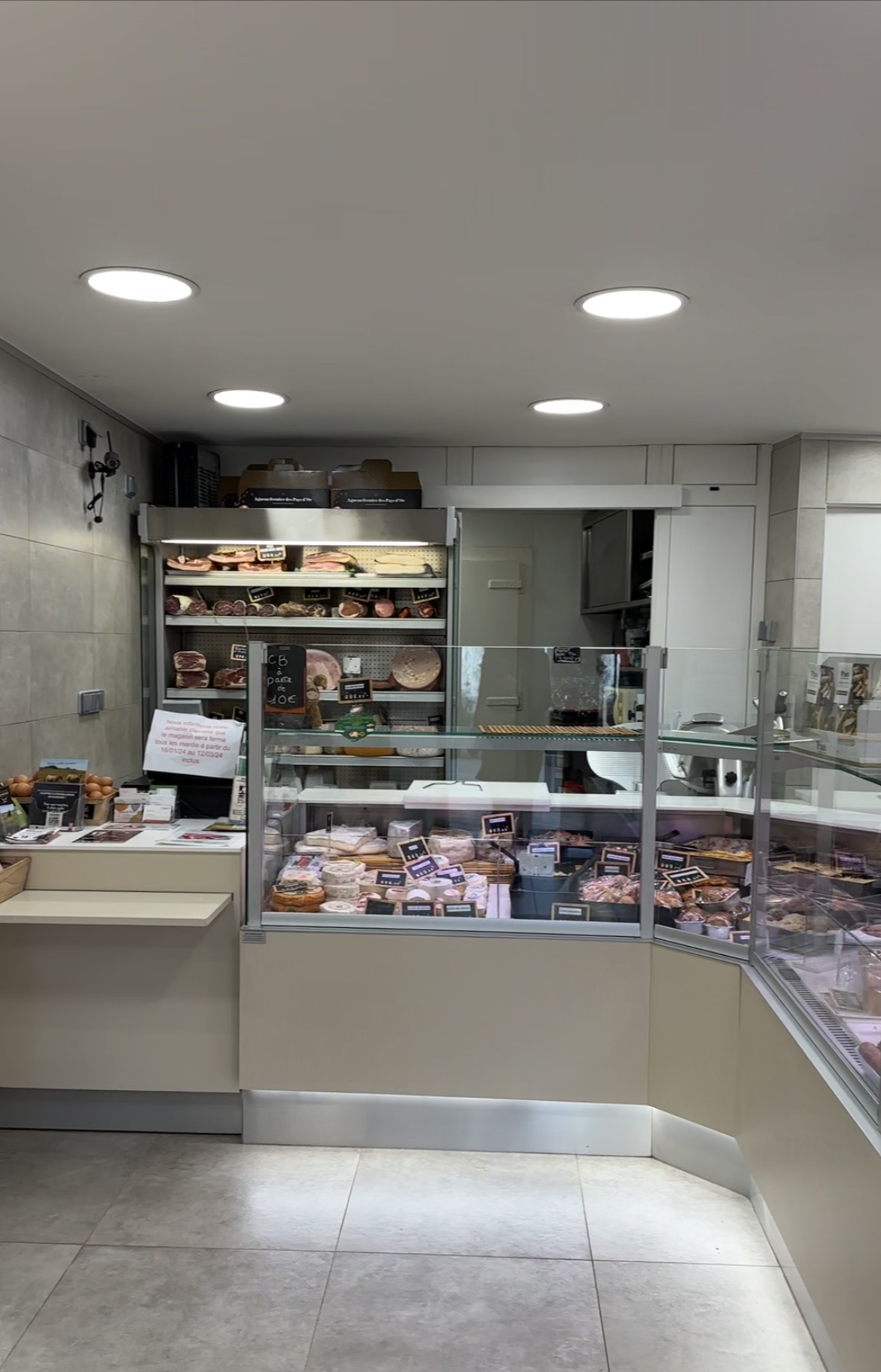 À vendre pour cause départ en retraite.
Boucherie Charcuterie Traiteur d'environ 70m2, dans un magnifique village du Var. Seul boucherie dans le village. Boulangerie, épicerie, poste, Mairie à Proximité ainsi qu'un parking pour les clients. 
dispose d'une chambre froide dans le laboratoire, d'une cuisine, un magasin et un toilette le tout aux normes.
Possibilité de faire que Traiteur.
Affaire saine de plus de 400 000€ TTC sur l'année 2023.
Magasin et laboratoire entièrement refait il ya 5 ans.