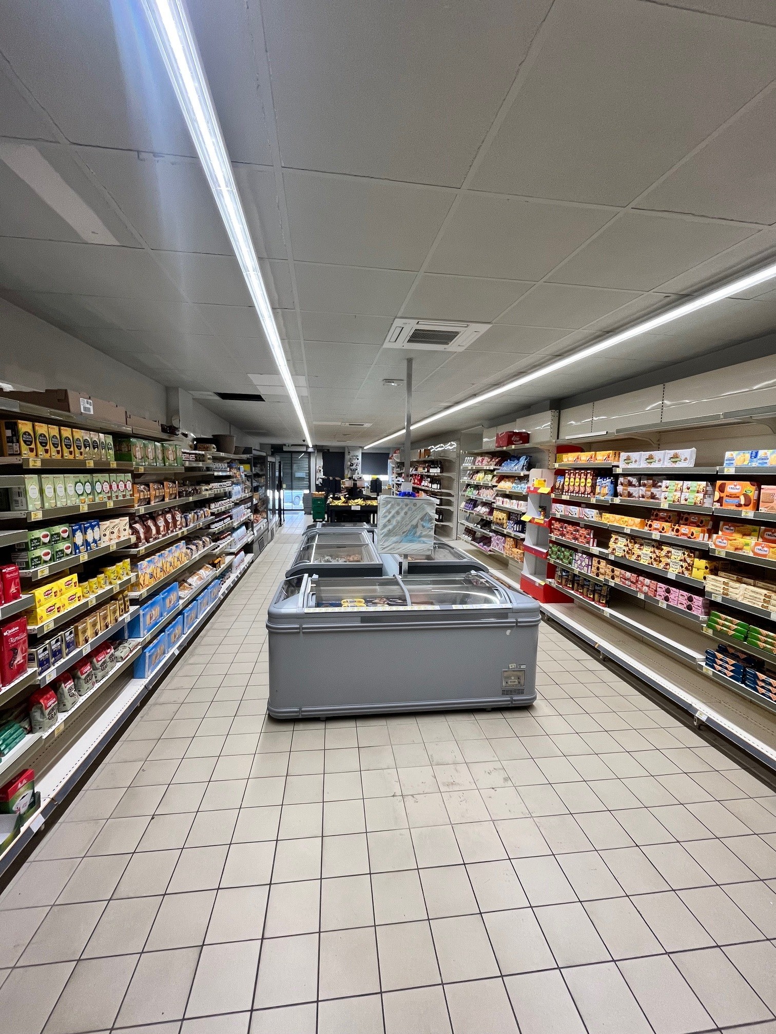 Belle opportunité de Location-Gérance dans une bourgade paisible de 1500 habitants située entre Montluçon et Moulins.
Au cœur de vie du village avec de nombreux commerces complémentaires, restaurants et un seul concurrent direct (CARREFOUR MARKET à 800m mais mal tenu et cher).
Magasin clé en main ; légère saisonnalité estivale et peu de services actuellement en place (œufs bio et relais-colis – RELAY – uniquement).

Gros atout pour se lancer dans ce magasin, c’est de l’exploiter en Location-Gérance (vous n’achèterez pas le fonds de commerce tout de suite). Idéal pour se faire la main pendant une année et être sûr que c’est le bon projet. Mais si vous le souhaitez, vous avez également la possibilité d’acheter le fonds de commerce  à négocier avec le Groupe (dans les 25% du CA TTC actuel).

Voici quelques éléments concrets sur ce point de vente avec un dernier CA annuel TTC de 209 000 € pour une surface de vente de 150 m2 (belle réserve de 100 m2) :

Pas d’achat de fonds de commerce (si Location-Gérance).
Dans les 60 à 65 000€ de financement total pour permettre de payer le stock, le dépôt de garantie, les statuts et un nouveau service arrière pour le fromage à la coupe ; soit 30 000 € d’apport requis seulement
À négocier également avec le locataire-gérant actuel : le rachat de la clim réversible, du meuble F&L et du frigo à boissons fraîches (tous petits prix).
Loyer mensuel immobilier de 1186€ TTC.
Horaires : du mardi au vendredi de 08h à 12h30 et de 15h à 18h30. Le samedi de 08h à 12h30. Le dimanche de 08h à 12h00.
Projet en solo pour commencer.

Afin de faire progresser le CA :
– donner une nouvelle dynamique commerciale au point de vente (+ communication)
– développer de nouveaux services : fromage à la coupe, lockers, cashback…
– agrandir l’amplitude horaire

Magasin disponible à partir de l’été 2026.
Optez pour une franchise dont vous serez 100% INDÉPENDANT !

*photos non contractuelles
Réf. annonce 378669