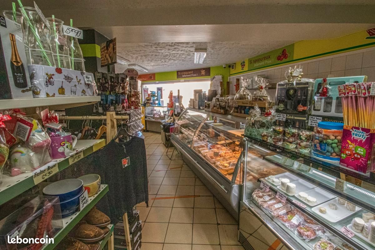 Vd fond de commerce alimentation générale au coeur d'un village de 1000 habitants , affaire tenu depuis 13 ans .
FDJ
RELAIS POSTE 
POINT VERT 
PRESSE
JOURNAUX LE PROGRES ET LE PAYS ROANNAIS 
RELAIS COLIS / UPS / COLIS PRIVE 
POINT STAR 
RAYON CHARCUTERIES COUPE ET LIBRE SERVICE 
RAYON FROMAGE COUPE ET LIBRE SERVICE 
ROTISSOIRE 15 POULETS 
TRANCHEUSE 
CLIMATISATION RECENTE ET BANQUES EGALEMENT PAS DE TRAVAUX A PREVOIR 

Les frais de notaires ne sont pas compris dans le prix