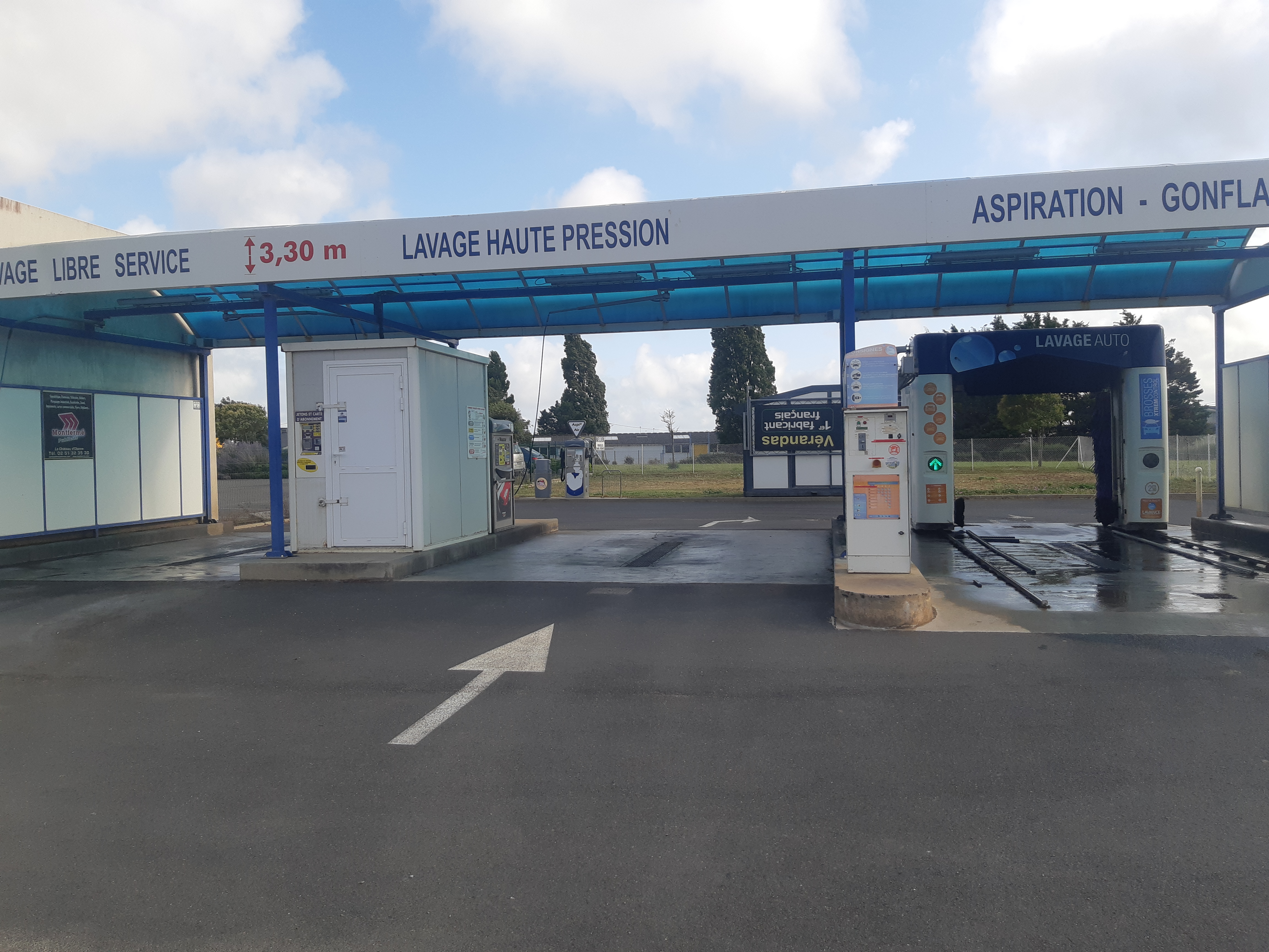 vend fond de commerce de station de lavage auto sur un terrain de 1100m2 dans une zone industriel en plein développement a 15 km des sables d'olonne la station de lavage situé en talmont st hilaire et jard sur mer avec un loyer de 990€ ht mois possibilité d'achat du fond de commerce plus mur commercial