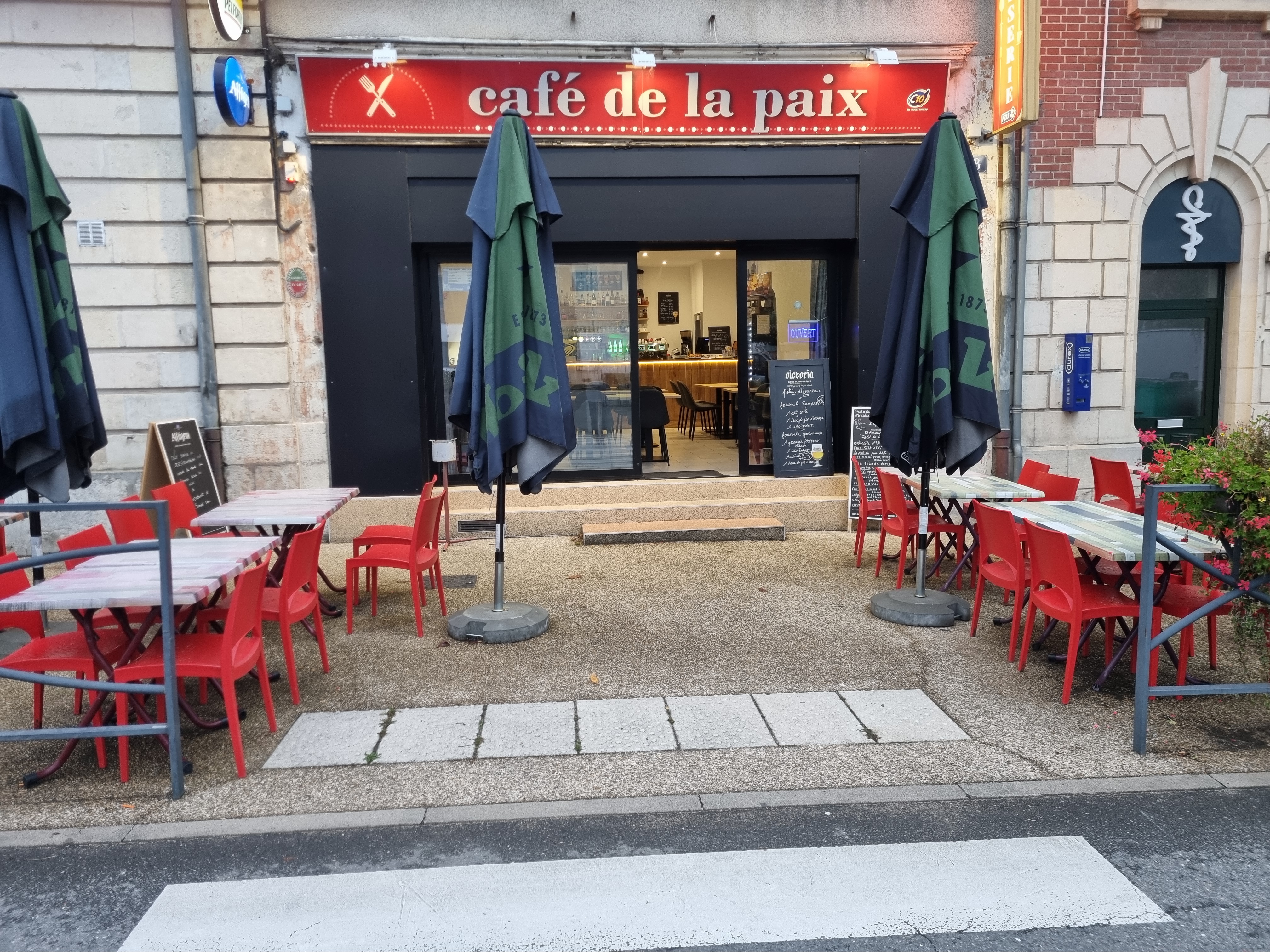 Bar-Restaurant Brasserie rénové à Sancoins (Cher) – Emplacement stratégique 

Profitez de cette opportunité unique de reprendre un bar-restaurant brasserie refait à neuf en 2023, idéalement situé au cœur de Sancoins, à seulement 50 min de Bourges et Moulins, et 40 min de Nevers et Saint-Amand. L’établissement bénéficie d’une excellente visibilité sur un axe routier (D951) très fréquenté, sur la grande place de l’église, ou se trouve le célèbre marché de Sancoins, qui attire chaque semaine une clientèle nombreuse. A 3 min de l'axe Moulins/Nevers vers Bourges (D2076).
 
Points forts :
   - Local spacieux de 60 m² avec 38 places assises à l’intérieur et 25 places en terrasse (possibilité d'agrandir jusqu’à 90 places les jours de beau temps grâce à un espace à louer auprès de la mairie).
 
   - Entièrement rénové et prêt à l’emploi : matériels neufs et de qualité (machine à café, cave à vin, mobilier neuf, équipements de cuisine modernes).
 
    -Grand potentiel : affaire saine avec un chiffre d'affaires à développer, idéale pour un couple avec une personne supplémentaire.
 
    -Étage et grenier aménageables : cuisine et réserves de 70 m² au 1er étage, grenier de 70 m² offrant un potentiel d’agrandissement ou de logement.
 
Informations supplémentaires :
    -Clientèle régulière, avec un pic d’activité le mercredi grâce au marché.
    -Loyer attractif : 1000 €/mois.
    -Matériel inclus (valeur environ 34 000 €) : équipements neufs (broyeur à glaçons, machine à café, mobilier) et matériel de cuisine d’occasion (four à pizza, friteuse, grill, etc.).
     -Horaires actuels : 7h30-15h / 16h30-20h, fermé dimanche et lundi
 
L'établissement est idéal pour un couple avec une personne supplémentaire. Un diplôme en restauration serait un véritable atout pour obtenir des aides à la création.
 
Prix de vente du FDC: 150 000 € 
 
Possibilité d'être accompagné financièrement par la région ou communauté de communes. 
Commune en Zone de Revitalisation Rurale (ZRR) avec 5 ans d’exonérations de charges.
 
Ne manquez pas cette occasion de reprendre une affaire rénovée avec un fort potentiel de développement dans un secteur dynamique. Dossier complet et chiffres d'affaires disponibles sur demande. Curieux s'abstenir, uniquement des contacts sérieux et motivés.