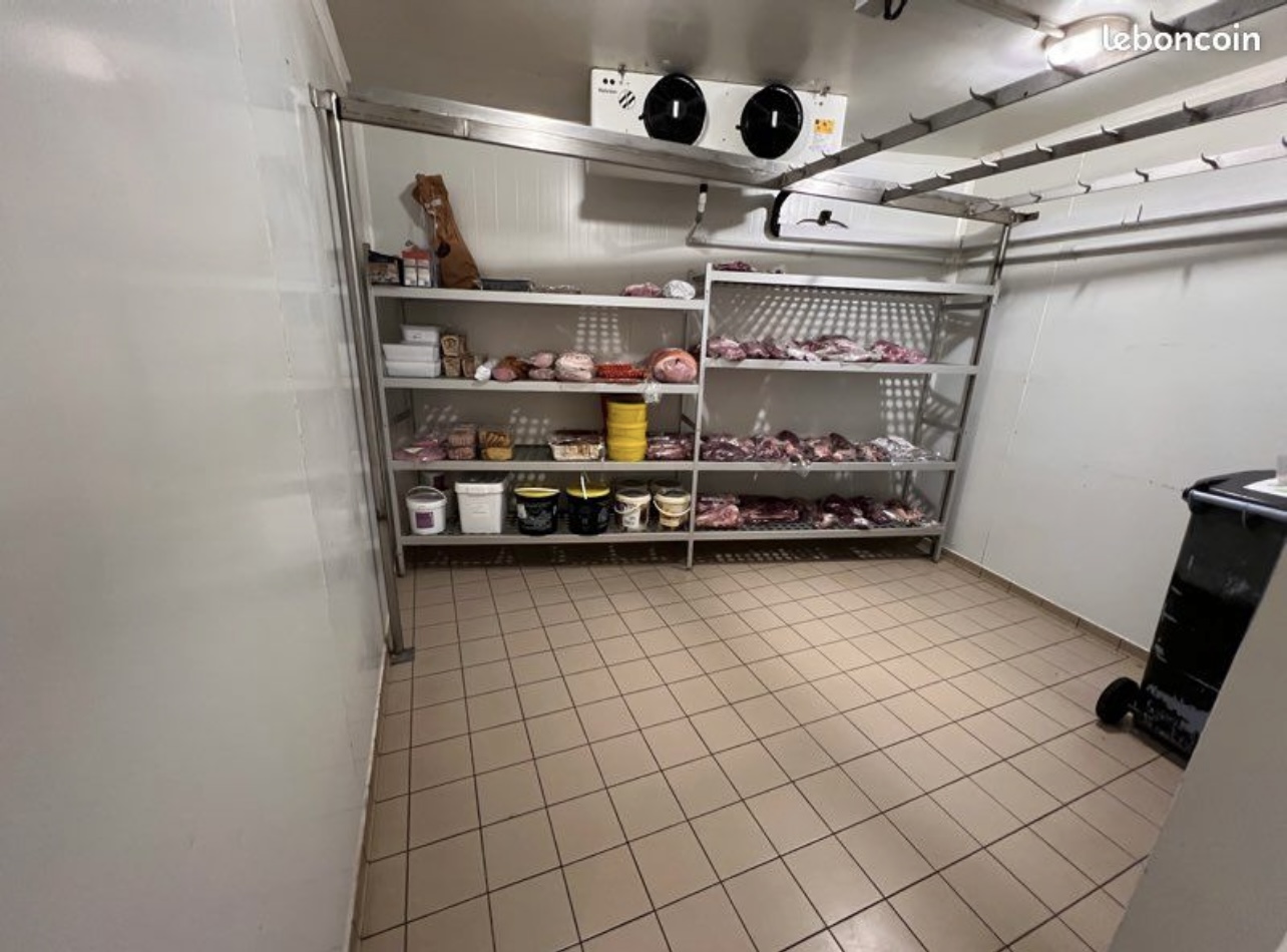 À vendre cause santé,fond de commerce de boucherie charcuterie traiteur.
Petite commerce de village avec toutes ses commodités ( boulangerie, épicerie, pharmacie, coiffeurs, banque, école magasin de bricolage, nombreuses entreprises etc…).
Affaire saine et viable, prête à démarrer.
Tout le matériel reste et est en bon état.
Pas de concurrence ni de grande surface à proximité.
Exonération d’impôts pendant 5 ans puis 3 ans dégressif.
Logement de fonction.