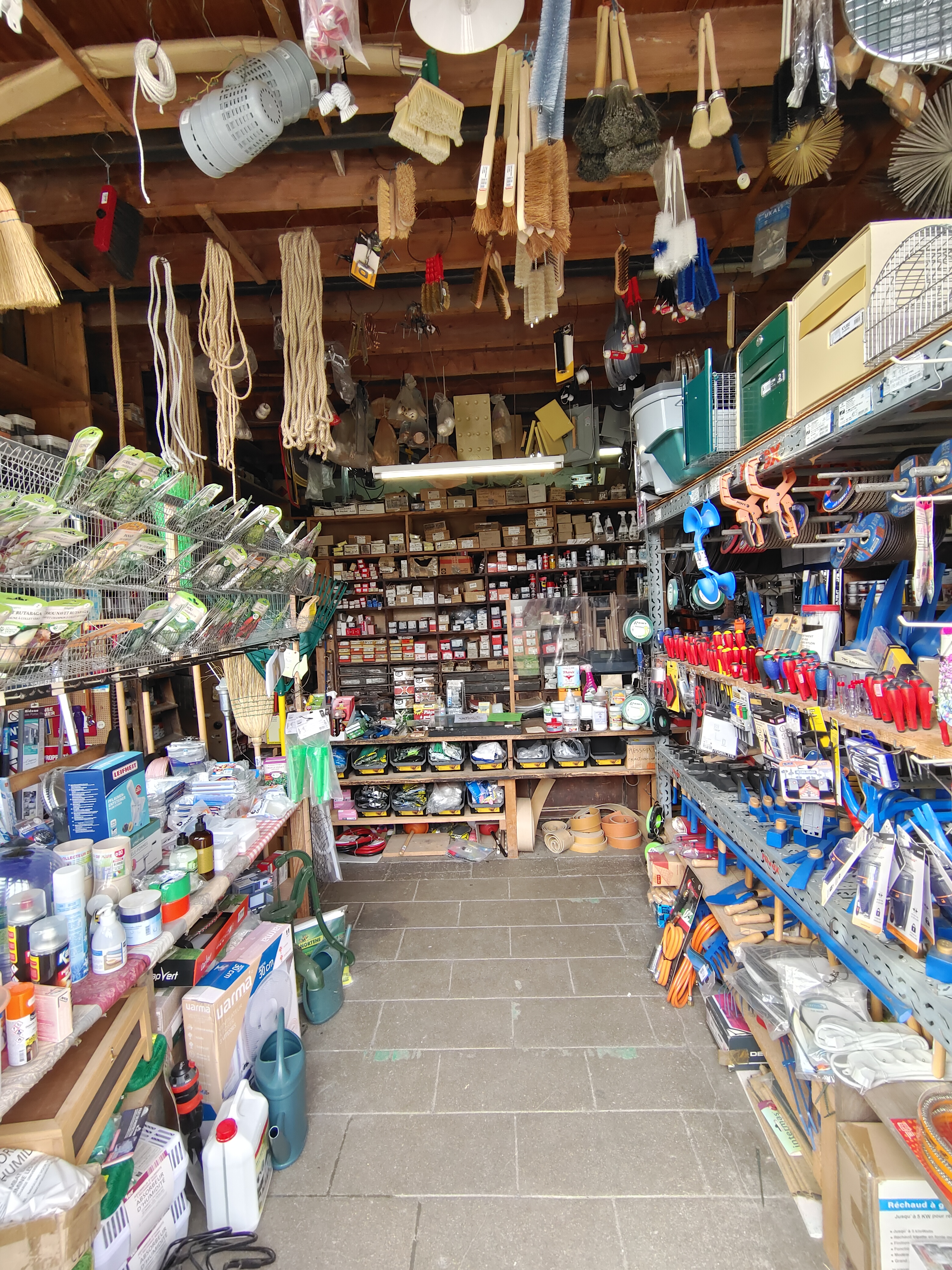 QUINCAILLERIE A REPRENDRE
    Vous recherchez un magasin authentique, cette quincaillerie est un des plus vieux magasins de la Haute-Vienne, magasin familial, repris de génération en génération, situé dans une commune au nord du département.
    Elle est atypique, y sont proposés des articles de jardinage, de bricolage, des articles de droguerie, d’électricité, de pêche, de petit électroménager et de matériaux de construction, mais aussi des objets du passé, que l'on ne trouve que dans ce genre d'endroit.  
    2 salariés travaillent dans l'entreprise. 
    La clientèle est très fidèle, elle est composée de résidents et d'habitués des communes aux alentours.
    Les locaux d'une superficie de 120m² de surface de vente ainsi qu'une importante surface de stockage sont pleins de charme. Ils sont situés en bord de route avec une bonne visibilité commerciale.
    Vente du fonds de commerce: 190 000€ stock compris (à débattre)
    Belle opportunité à voir très vite