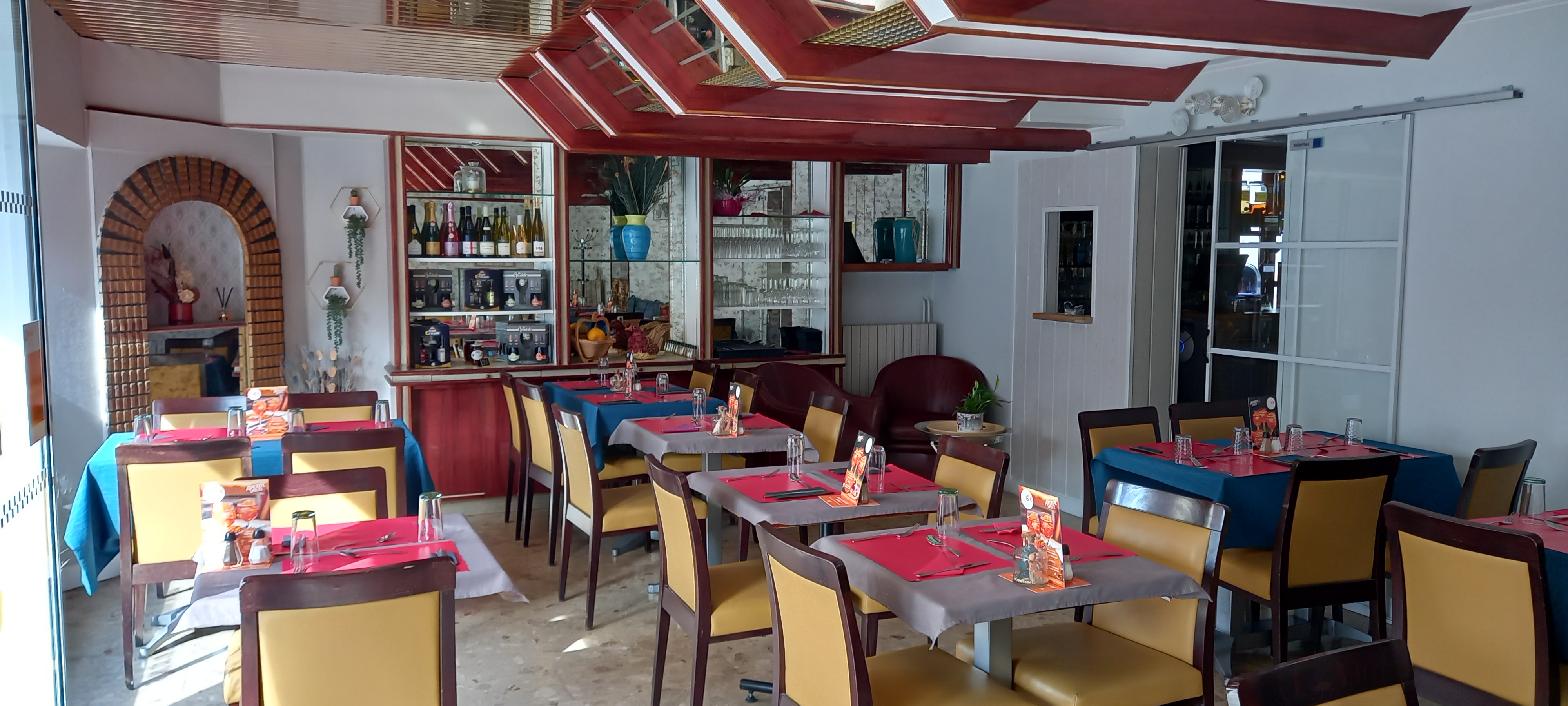VENDS SAS .  160000 e comprenent un bar licence 4 , restaurant deux salles, capacité d accueiil  de 60 personnes. entierement renové , terrasse,  bonne clentèle.   Etablissement en coissance regulière.   Cuisine traditionnelle, activité opérationnelle dés le premier jour. Véhicule de société, vaste cuisine et dependances. Appartement T 5 à l'etage .  Affaire a saisir vente cause santé .                                                    Premier conctat par tel pour RDV au 0633028060.                                        Location des murs 1600e par mois.  Location appartement 580 e par mois. Possibilté d achat des murs en SCI .