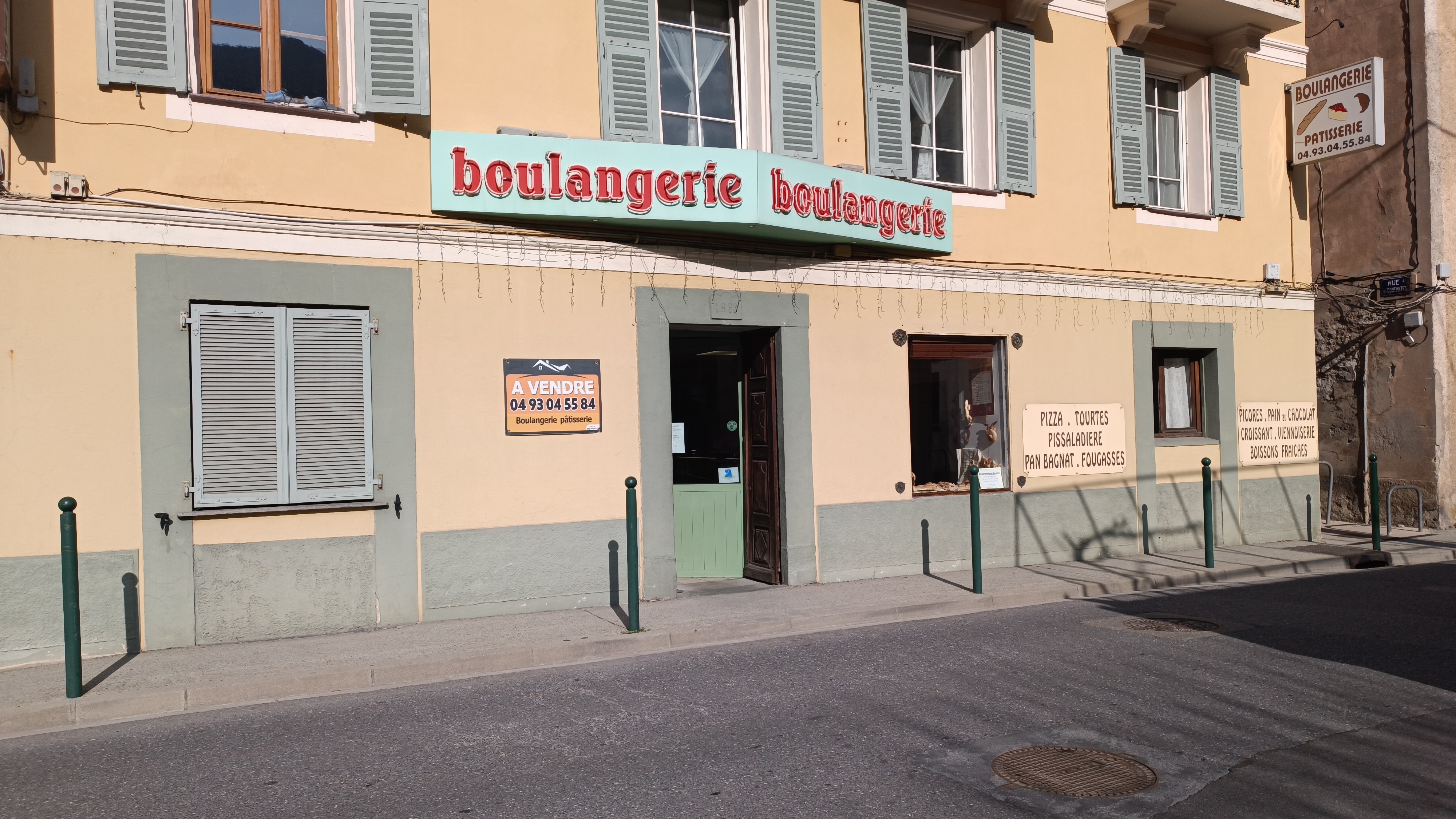 L'heure de la retraite a sonné, je vends ma boulangerie située dans un village des Alpes-Maritimes aux portes du Parc du Mercantour. Clientèle fidèle et touristique. Bonne affaire saine et prosperante.
Un logement est attenant.