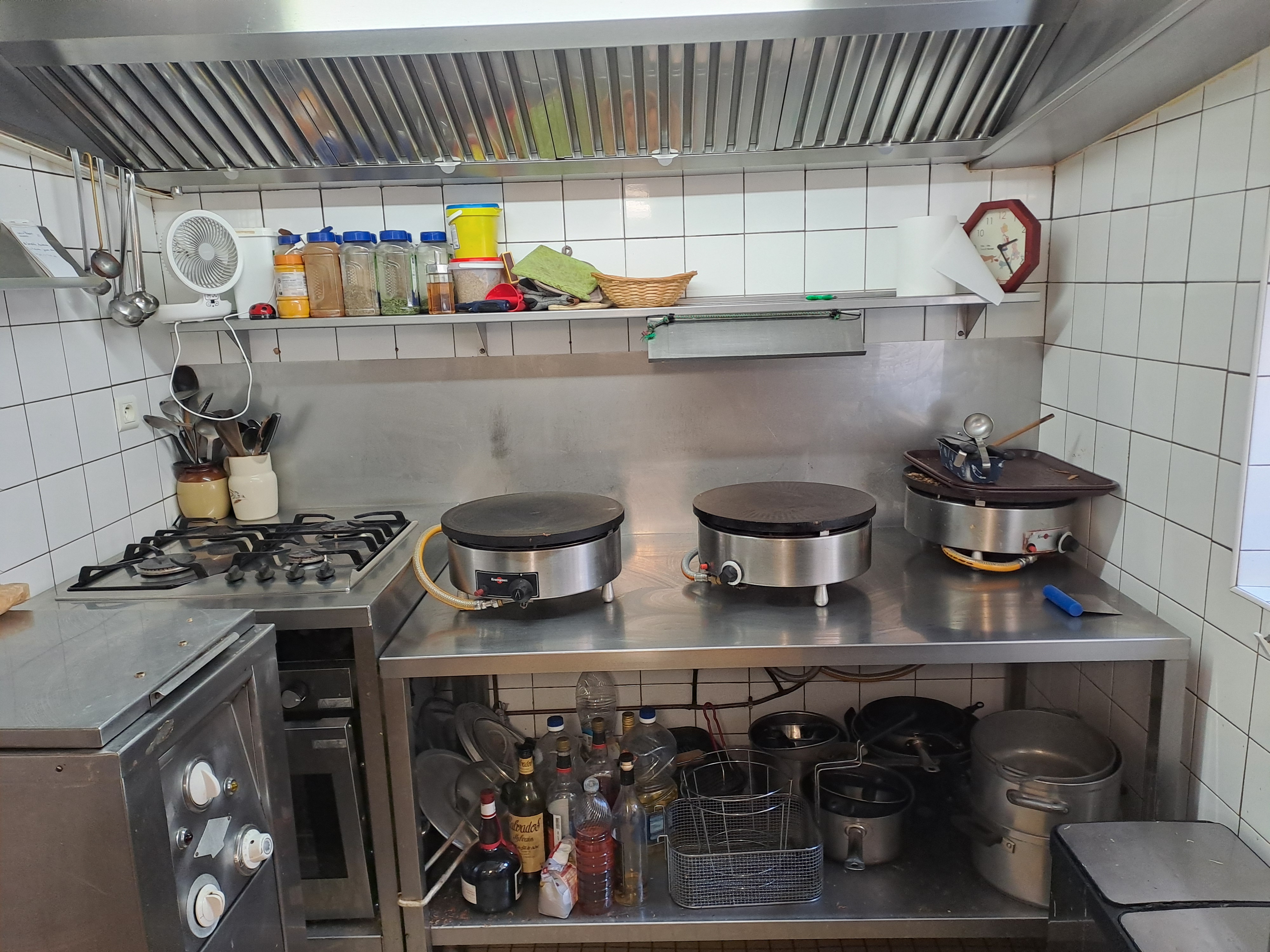 Crêperie dans le Centre Finistère, commune de Trégourez, à 20 km de Quimper, à 13 km de Châteauneuf du Faou, 13 km de Briec, à 5km de Coray, à 17 km de Rosporden. Proche du Château de Trévarez. Ouverte toute l'année avec actuellement 9 services par semaine.
Nous sommes un couple à tenir la crêperie mais Mr a 65 ans et nous souhaitons vendre le fonds (90000€ ) et les murs si possible pour 104000€ ou un loyer de 850€ mensuel.
La clientèle est locale mais nous travaillons beaucoup pendant les vacances scolaires avec les familles de nos clients quand ils viennent en vacances en famille.
Nous avons également beaucoup de touristes de passage pendant les grandes vacances et en décembre avec les illuminations du Château.
Nous embauchons un CDD pendant les vacances scolaires (en général un/une étudiant(e) ainsi que le week-end hors vacances scolaires.
Affaire qui peut se développer en augmentant le nombre de services et /ou les plages horaires d'accueil.
Un appartement de 65 m² comprenant une chambre, un salon, une salle de bains et un WC est à disposition au dessus de la crêperie