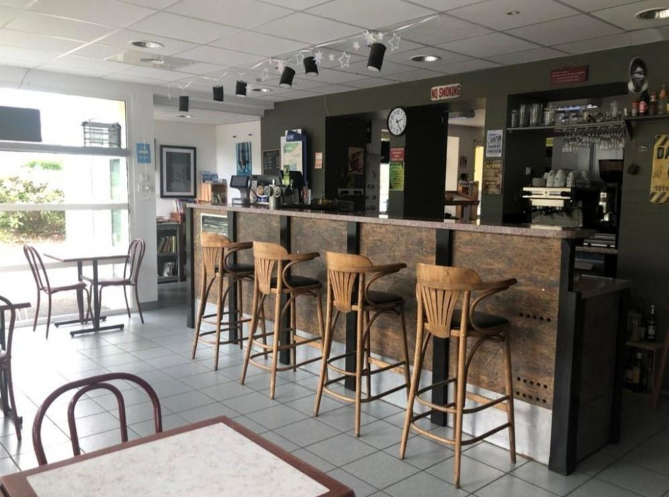 Situé au cœur des Monts d'Arrée, pas loin du lac St-Michel et dans un village dynamique, ce bar-épicerie multiservice en pleine croissance représente une belle opportunité de reprise.
Unique commerce alimentaire de Brennilis, ce commerce propose actuellement diverses activités : L'épicerie indépendante actuellement sous enseigne Halle Dis, un dépôt de pain, une rôtissoire et du gaz.
Le Bar propose un point FDJ, de la presse locale et un point relai colis Pick-up.
Des animations et des expositions sont régulièrement proposées.
Le local commercial, entièrement aménagé et accessible aux PMR, comporte :
* Une surface de vente de 118m2, avec 2 entrées indépendantes pour le bar et l'épicerie, l'ensemble étant sécurisé avec un système d'alarme
* 2 Espaces de réserve et une de stockage (30m2 au total)
* Une terrasse de 35 m2
* Un parking privé avec 7 places de stationnement (dont 1 PMR)

- Fonds de commerce: 50 000€ + stocks et matériels
- Immeuble (murs commerciaux + Logement T5 de 99m2, sur 2 niveaux, comportant 4 chambres  + une terrasse couverte + un terrain de 1036 m2 :
150 000€
Disponible à la reprise dès à présent