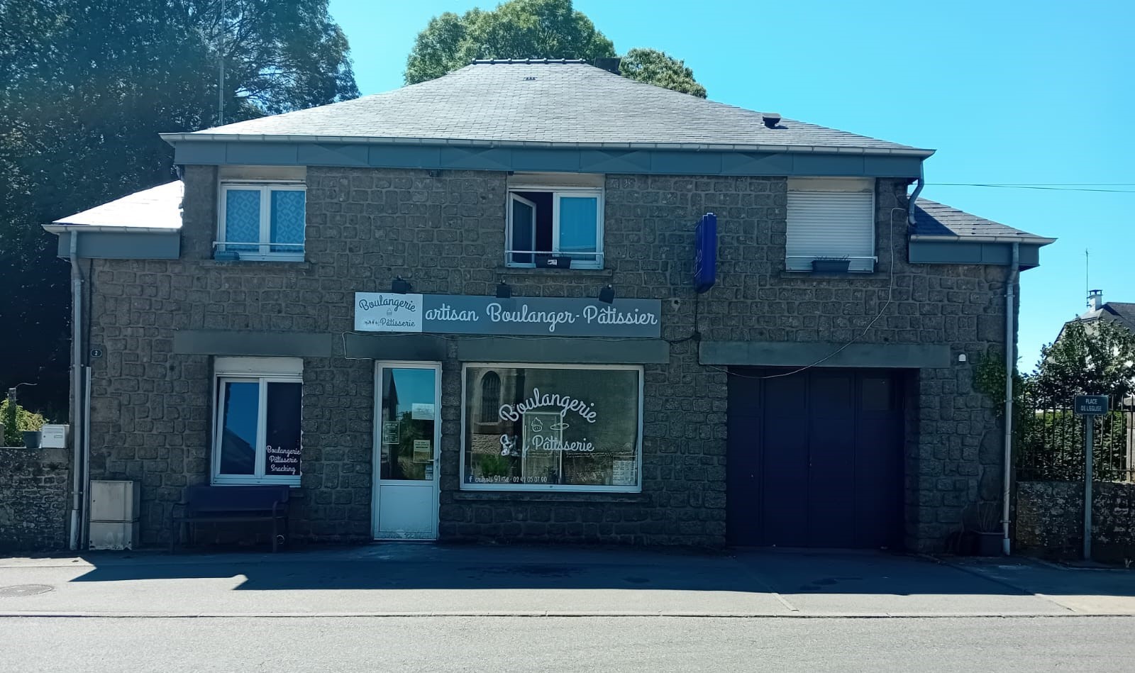 La commune de Lévaré située dans la mayenne en région Pays de Loire recherche un artisan boulanger(e)- pâtissier(e)) pour une location gérance. 
LÉVARÉ est un village de 300 habitants,  situé sur l'axe routier GORRON - FOUGERES (1200 voitures/ jour). 

La boulangerie est équipée de l'ensemble du matériel nécessaire à la fabrication du pain et des pâtisseries. Le local a été rénové en 2022. Accès PMR.

Un logement avec cour privative est compris dans la location. Au RDC se trouve une cuisine, une salle à manger, une salle de bain et un toilette. A l'étage : 3 chambres, 1 bureau et une salle de bains avec toilette.

 Loyer attractif 655 € TTC (bail commercial + logement)

Les boulangeries les plus proches se situent à 9 km. 
Dans le village, se trouvent une école, un restaurant et plusieurs entreprises.

Pour tout renseignement, veuillez vous adresser à la Mairie de LÉVARÉ,
Tél 02.43.08.63.74 ou Mr le Maire Patrick Desmaires au 07.68.22.81.34
mail : mairie.levare@wanadoo.fr