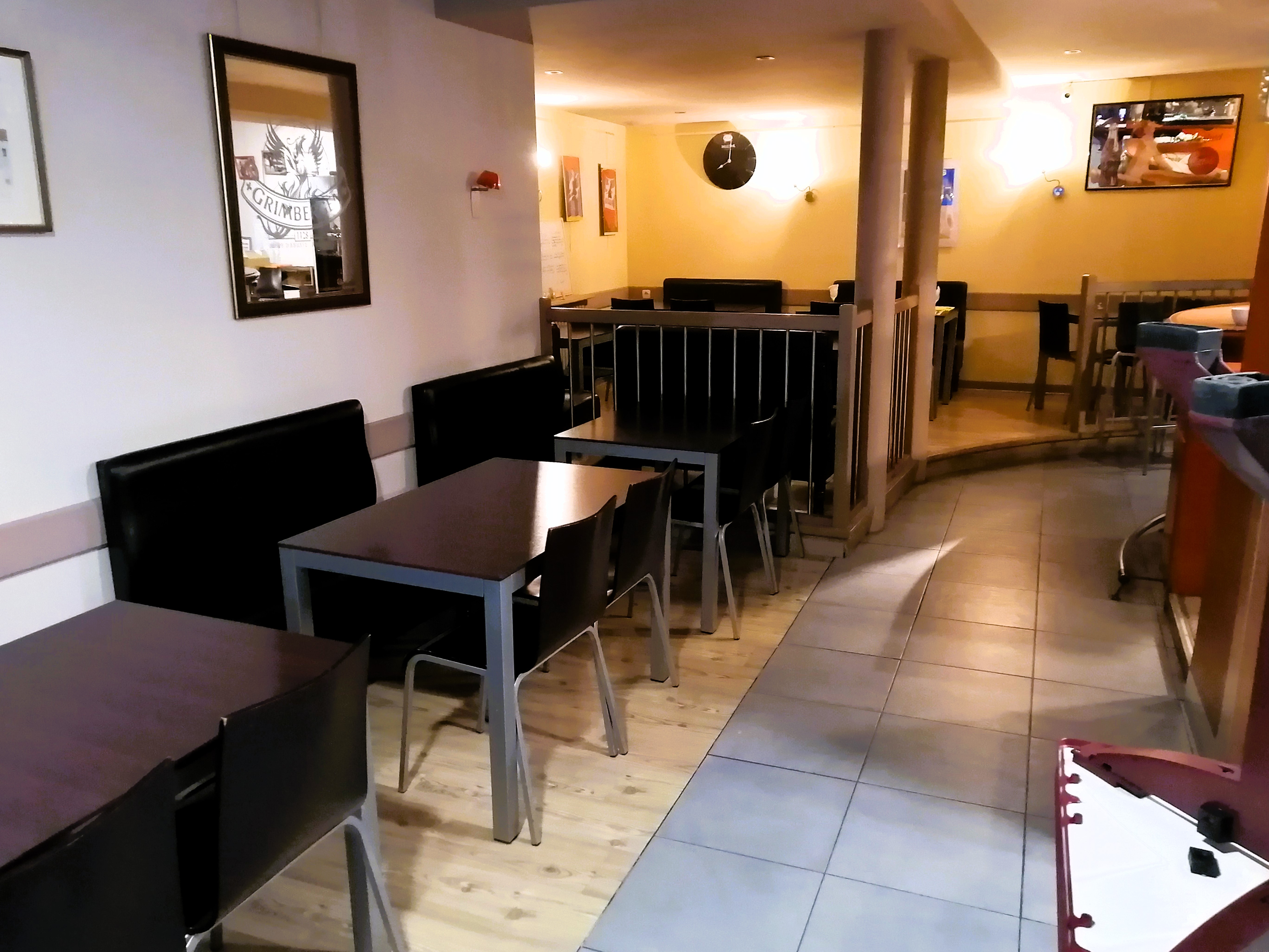 A reprendre, activité de bar-tabac- loto FDJ -brasserie située au cœur de la rue commerçante d’un bourg centre de 5000 habitants, proche de l’A75, à 1h30 de Montpellier et 2h de Clermont-Ferrand.

Locaux entièrement rénovés en 2008. Salle de restaurant commune à la salle de bar, capacité d’accueil de 40 personnes avec terrasse dans la rue marchande (capacité : 30 personnes). Licence IV.

Clientèle locale fidélisée. Équipe de 2 salariés (un cuisinier et un salarié polyvalent).

Entreprise conseillée pour un couple ou associés issus du métier.

Accompagnement possible par le cédant.