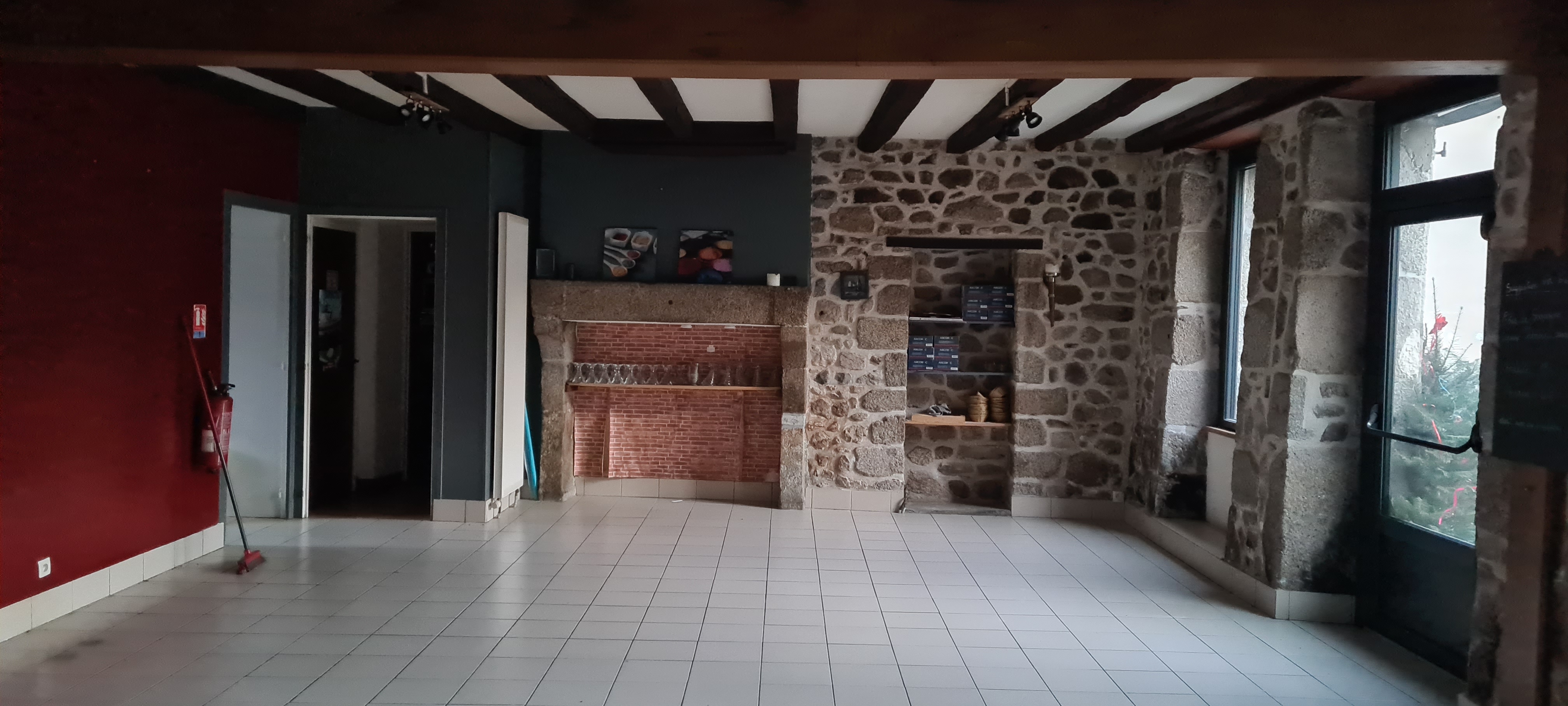 La commune de Busserolles en Périgord Vert met en location son bar-restaurant situé dans le bourg de 550 habitants. Vous y trouverez une boulangerie, l'agence postale communale, la Mairie, le camping et son étang de baignade ainsi qu'une école et un centre de loisirs. Petit village très vivant et dynamique. 
Le local commercial est composé d'une cuisine, une plonge, une salle de restaurant (jointes en photo), un bar et deux terrasses extérieures avec un petit jardinet ainsi que du matériel (tables, chaises etc.). 
À l'étage, un logement avec deux chambres et une grande pièce de vie avec coin cuisine + un studio sont à louer. 
La location du local commercial est distincte de la location des logements. 
Le bâtiment se situe à proximité d'un parking.