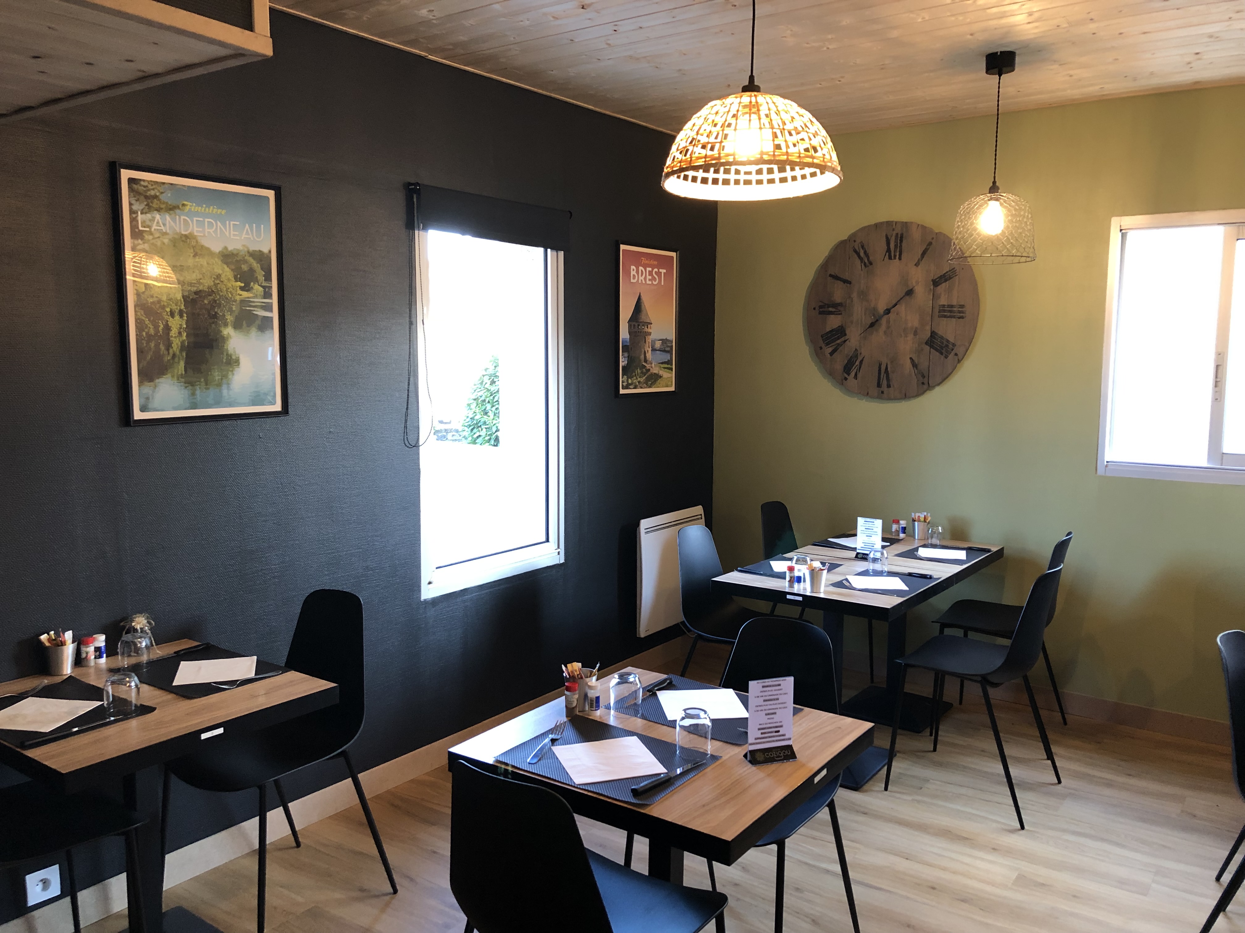 Vend Bar restaurant , murs et fonds, dans une commune de 3200 habitants, proche de Morlaix, sur un axe passant entre Finistère Nord et Sud.
Établissant entièrement rénové en janvier 2022, capacités de 70 couverts intérieur et 40 en terrasse, chiffres d’affaires en net progression depuis 2022, aujourd’hui n’est pas exploité à 100%, ouvert du lundi au jeudi de 7h30 à 14h00 et le vendredi et samedi jusqu’à 21h00.
Possibilité de développer les après midi et le soir en semaine.
Type de restauration, pizzas, burgers, plats cuisinés.
A l’étage un appartement en duplex entièrement rénové en 2023, il se compose de 5 chambres, 2 salles de bains, 2 wc, séjour / salon, cuisine équipée, balcon de 10m2