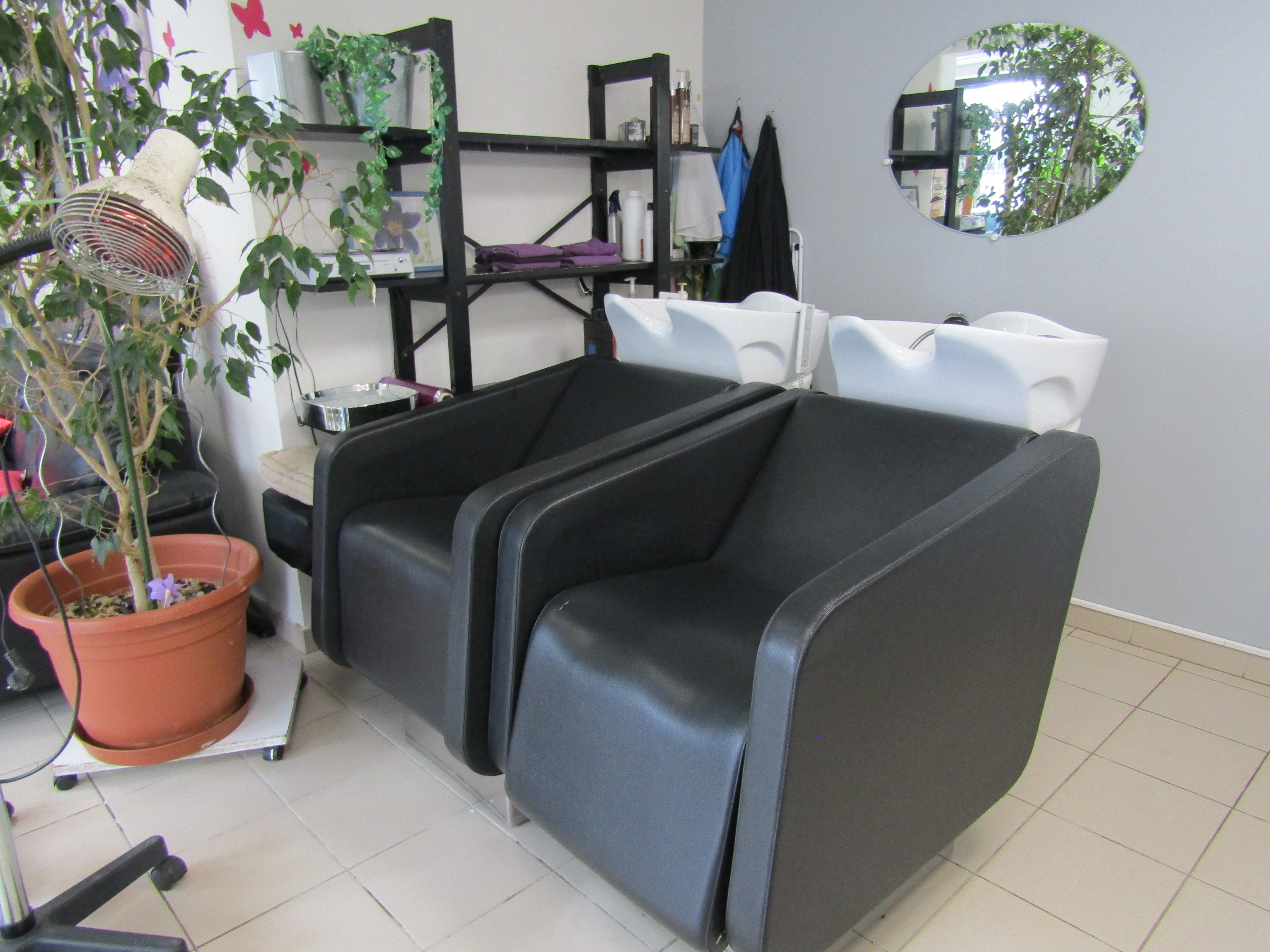À vendre, salon de coiffure mixte (homme, femme, enfant) situé au sud de la Lozère, à l’entrée d’un village dynamique d’environ 2 000 habitants.
Bénéficiant d’un emplacement facilement accessible, le salon se trouve à moins de 10 minutes à pied du centre du village et dispose d’un parking privatif.
L’établissement comprend une pièce principale de 45 m² lumineuse et agréable, une réserve de 5 m² et deux vitrines offrant une bonne visibilité.
Équipement complet : 3 postes de coiffage, 2 bacs shampoing, 1 casque…. L’offre de service traditionnelle est complétée par la vente de produits de soin du cheveu. 
La clientèle est principalement locale et fidèle, composée des habitants de la commune et des villages environnants.
La taille et l’agencement du salon permettent d’envisager différents axes de développement : ajout de prestations complémentaires (onglerie, esthétique…) création d’une activité de barber en complément ou en remplacement partiel de l’offre actuelle.
L’activité est exploitée dans ces locaux depuis leur rénovation complète en 2011. Reprise par l’actuelle dirigeante il y a 26 ans, l’entreprise est aujourd’hui exploitée sans salarié.
Un accompagnement à la reprise peut être assuré par la cédante afin de faciliter la transition.
 
Bail commercial : 400 € HT/mois. 
Vente du fonds de commerce : 18 000 €
Référence de l'annonce : L0472