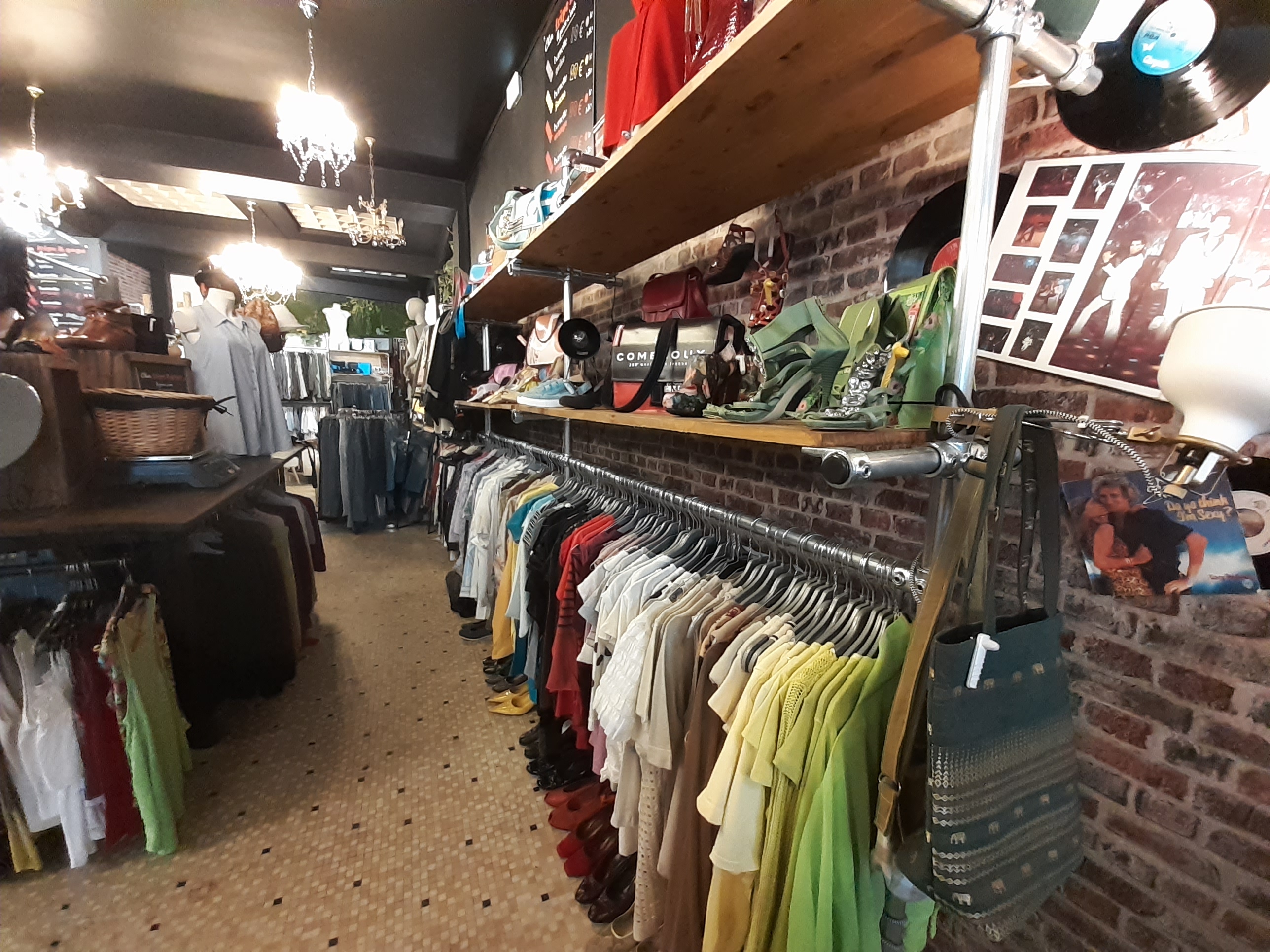 A vendre FRIPERIE - centre val de Loire.
Je vends mon magasin car j’ai des problèmes de santé et ne peux donc plus travailler comme l’exige un commerce.
. Commerce: vente de vêtements et accessoires de seconde main avec espace VINTAGE.
Actuellement articles (vêtements, chaussures, lunettes, sacs et valises...) pour hommes et femmes tailles du 35 au 58. VINTAGE des années 1940 à 1980. 
Magasin ouvert du mardi au samedi de 10h à 18h45. Il est situé en centre-ville avec un accès par l'arrière sous porche direct au garage qui donne sur l'atelier, idéal pour décharger.
. Local: superficie de 196m2 avec 2 grandes vitrines et large trottoir devant le magasin pour déballage. Environ 120m2 d'espace de vente, une première réserve, cabinet de toilette, un grand atelier, 2 autres réserves et un grand garage. 
L'ensemble a été restauré en 2022. Le tout est équipé de portants de belle qualité, d'étagères et autres.
. Matériel: commerce vendu équipé d'une machine à laver (10kg), sèche-linge, défroisseur vapeur, centrale vapeur, réfrigérateur, micro-ondes... Site internet déjà en place mais non exploité.
. Le bail: c'est un 3/6/9 traditionnel; Il reste plus de 6 ans. Le loyer est de 1400 € TTC par mois. Le bail est ouvert pour nombreuses destinations...
. Personnel: commerce tenu pour une personne.
. les possibilités: il est possible de diversifier encore l’entreprise. Par exemple créer un espace "enfant", vente par internet, exposition sur salon Vintage... 
. Prix : 39800€. Le prix comprend tous les matériaux, matériels et le stock au moment de la vente. Je vends avec les coordonnées de mes fournisseurs.
https://fripeagogo3.wixsite.com/friperieavendre