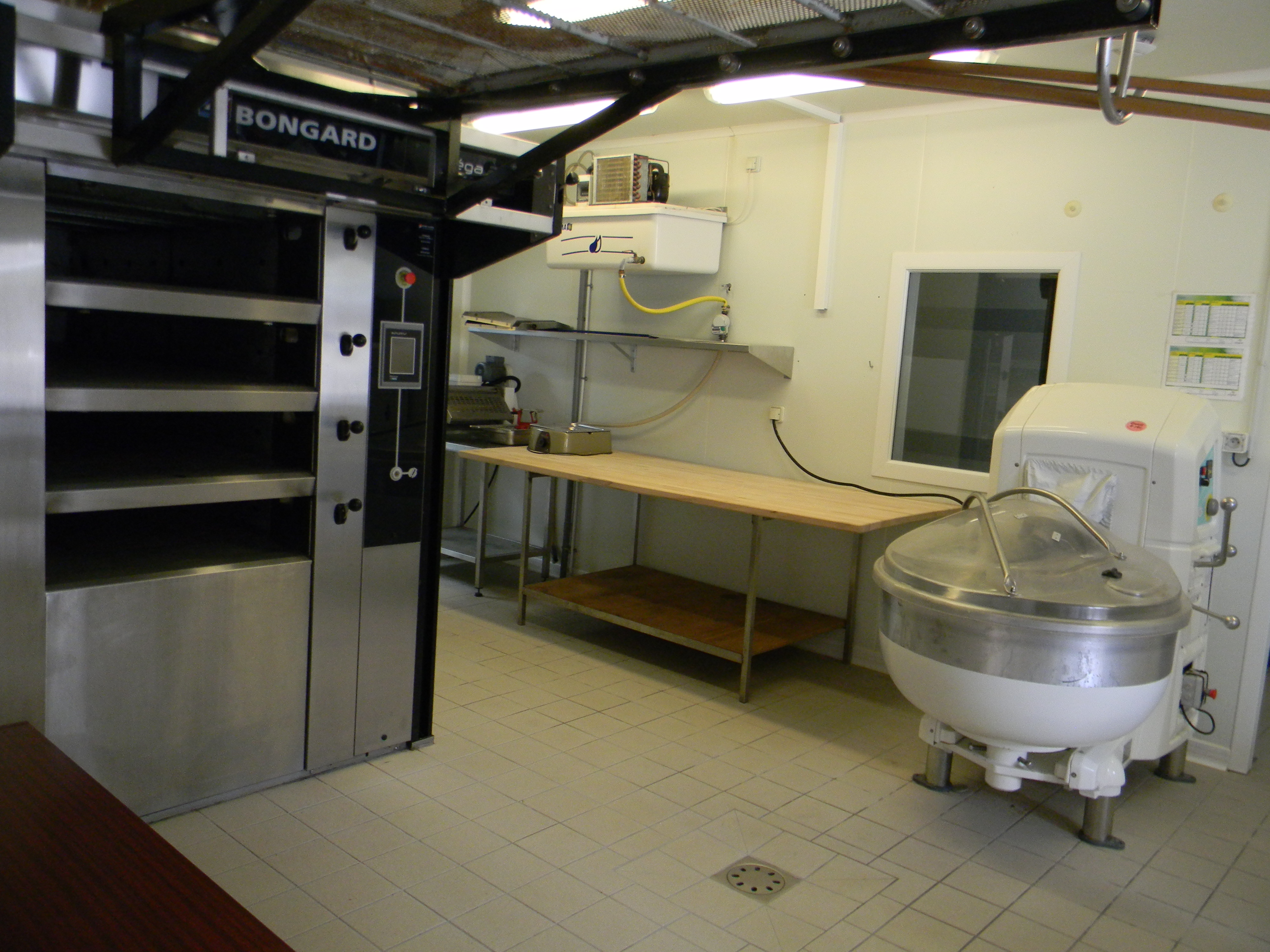 Boulangerie - pâtisserie à reprendre dans une commune de 650 habitants. Potentiel de 1 200 habitants supplémentaires avec les communes avoisinantes. La boulangerie la plus proche se situe à 10 kms. Commune dynamique : restaurant, salon de coiffure, cabinet médical, école, associations actives.

Logement accolé à la boulangerie composé d'une pièce de vie, 4 chambres, 1 salle d'eau et WC.

Loyer professionnel mensuel : 250 €uros HT
Loyer logement mensuel : 350 €uros

Pour tout renseignement complémentaire, contacter la Mairie de Champéon au 02.43.00.84.56.