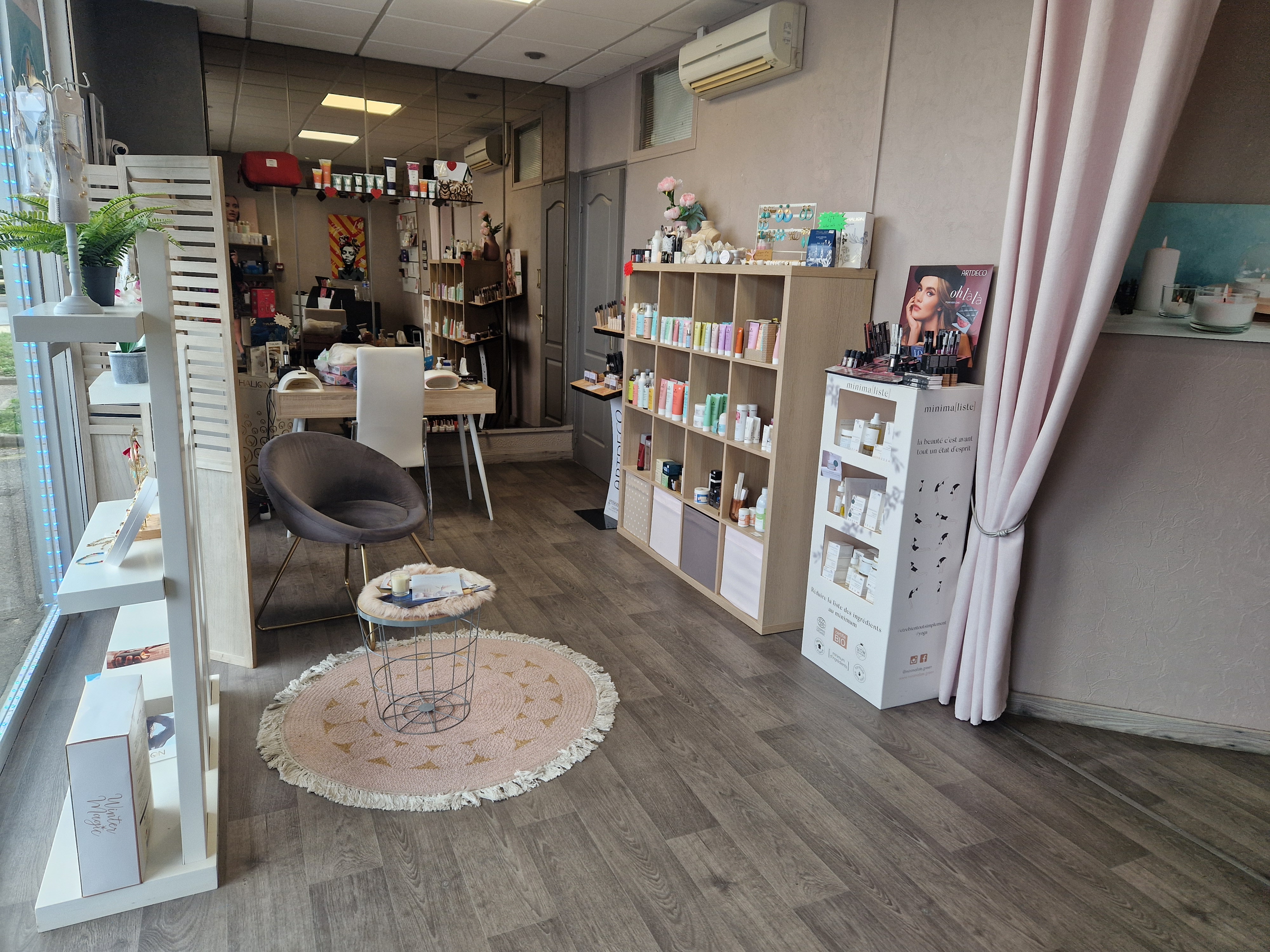 3 pièces -
📍 Localisation : Situé à Boigny-sur-Bionne, proche d'Orléans cet institut bénéficie d’une clientèle locale régulière et fidèle.

🏡 Local professionnel climatisé de 46 m2 en location (bail à céder faible loyer), composé de :
✅ 1 cabine de soins avec table électrique chauffante, évier 
✅ 1 espace onglerie (manucure, vernis, etc.)
✅ 1 cabine d’épilation
✅ 1 accueil + toilette + réserve 

🔹 Marque actuelle : Produits cabine et revente sous la gamme Thalion (possibilité de poursuivre ou d’introduire d’autres marques).

🔹 Équipement inclus : Tables électriques, matériel d’esthétique, mobilier.

🔹 Accompagnement possible pour assurer une transition en douceur avec la clientèle.

📌 Prix de vente : 49 000 € (fonds de commerce + matériel).

🔎 Idéal pour une esthéticienne souhaitant s’installer à son compte avec un institut prêt à l’emploi.

📩 Intéressé(e) ? Contactez-moi pour plus d’informations et une visite !