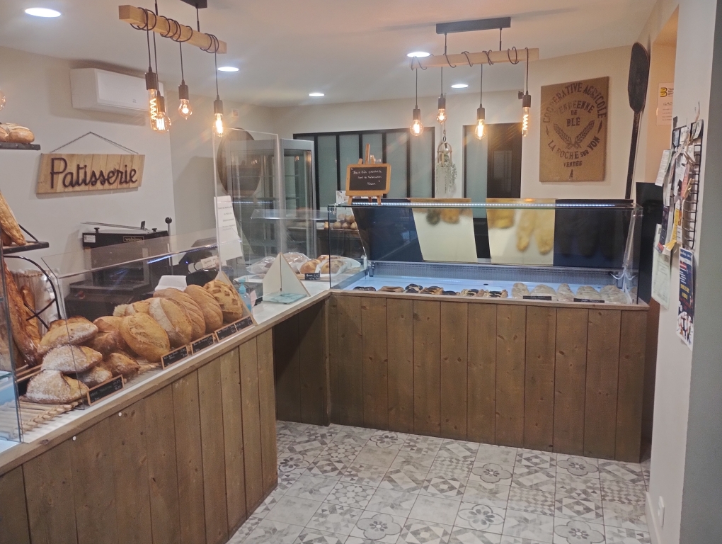 Bocage vendéen, sud vendée ,
Vend fond de commerce et murs de boulangerie,
Affaire saine et rentable 
Clientèle fidèle et régulière , touristique de juin à août
Parking public
Commerces voisins ( supérette, agence bancaire, restaurant, salon coiffure, bar tabac presse, garage automobile, notaire , funérarium , divers artisans , associations... )
Ecole publique communale maternelle / primaire
Accueil périscolaire
1100 Habitants
Cadre de vie paisible et préservé , à 15 petites minutes de villes les plus proches
Sans concurrence immédiate ,
Travail en couple avec 1 apprenti en fabrication
Horaires d'ouvertures très avantageux
5 semaines de fermeture / congés par an
Pas de travaux à prévoir en partie pro( magasin refait en 2020 et fournil en 2025 ) sanitaire , vestiaire douche .
Pas de snacking actuellement ( peut être développé sans soucis ), pas de dépot , ni foyer logement .
CA 24/25 : 194 k€

Logement sur place 5 pièces/chambres avec travaux (électricité à faire + sanitaires/sdb à prévoir en partie privée, ouvertures pvc double vitrage partout) avec grand jardin , cave , garage .

Prix de vente des murs 110 000€ 
Prix de vente du fond 125 000€
Vente cause santé
N’hésitez pas à nous contacter