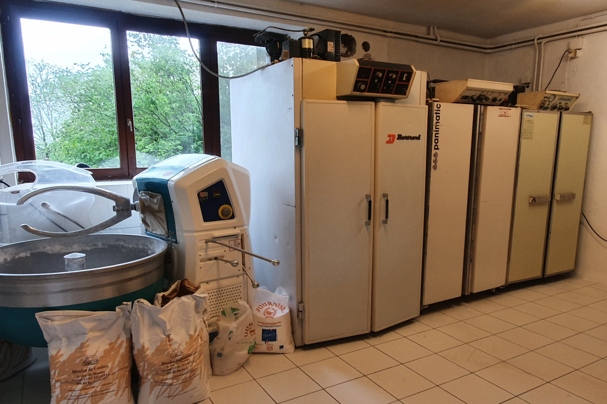 Commerce de campagne situé au Coeur du Parc Régional Naturel du Morvan (proche des Lac de Pannecière et des Settons). Région touristique.
Dispose d'un fournil grand et lumineux contenant en neuf : 1 four (Pavailler), 1 four ventilé, 1 diviseuse certifiée et 1 refroidisseur. Ainsi qu'1 balancelle, 1 façonneuse, 4 chambres de pousse et 2 pétrins.
Comporte aussi 2 réserves, 1 grand laboratoire, 1 magasin (50m2) et 1 camion de tournée.
Total des locaux professionnels 170m2.
Concernant l'habitation, 1 logement F6 (170m2 sur 2 étages) avec 3 garages, une cour et 1 jardin.
CA : 220 000? en progression constante.
Possibilité de développement.
Loyer mensuel de 425?/mois - bail commercial - 4 semaines de congés annuels.
Fermeture : Lundi et Dimanche après-midi. 
Plus de renseignements et photos disponible sur demande.