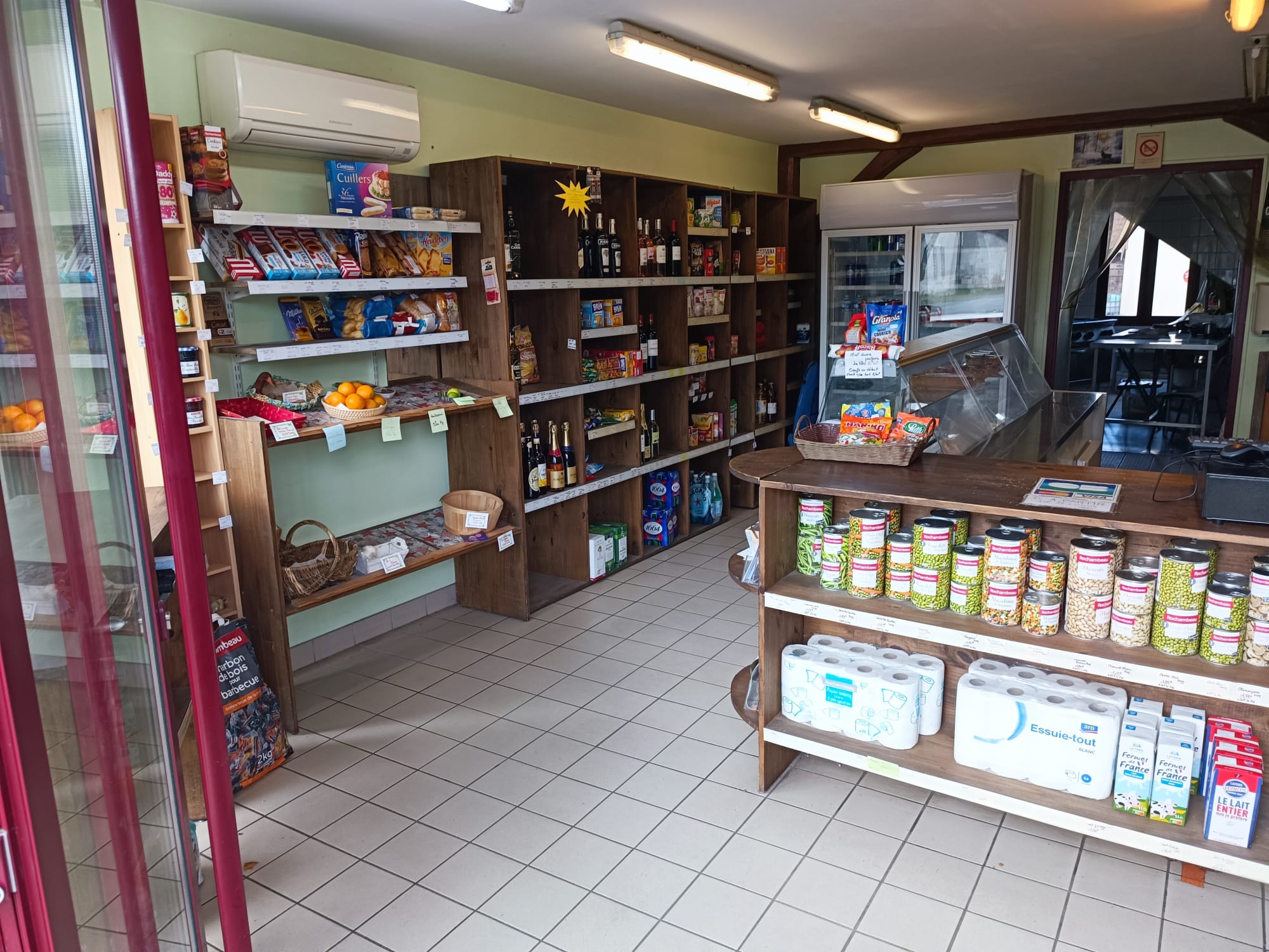 VEND FONDS DE COMMERCE EPICERIE-MULTISERVICE-TRAITEUR

Dans une commune de 600 habitants, située dans le Cher et nichée au Cœur de la forêt solognote, avec des activités autour de la Chasse pêche, doté d’un gîte d’accueil collectif (40 pers) et 2 gîtes privés avec hébergement insolite, Vouzeron est une commune dynamique tourné vers la nature et pleine de projets.
Situé à 12km de la ville Centre, de la Communauté de communes Vierzon Sologne Berry et sur le trajet Vignoux sur Barangeon, Neuvy sur Barangeon en direction de Auxerre, traversée par la départemental D30, la D79 et la D104, la commune capte un flux transitoire continue.
La commune de Vouzeron compte une école maternelle, une bibliothèque, en centre de loisirs, (qui accueille aujourd’hui 80 enfants des 5 communes environnantes), une agence postale, un restaurant bar et cette ÉPICERIE MULTISERVICES.
Un tissu associatif dynamique dont le comité des fêtes organise régulièrement des évènements.
La commune dispose par ailleurs de plusieurs entreprises, notamment une menuiserie/scierie, un fabricant de matériel de levage et de manutention, un fabricant de roulottes hébergement atypiques, une pension pour chats et chiens, un centre de rééducation professionnel et social avec des formations de niveau IV et V accueillant environ 100 pers, 2 maraichers dont 1 certifié Bio…
Perspectives de développement de la commune : En cœur de village, un habitat collectif de 10 appartements est en cours de commercialisation, la rénovation de la salle des fêtes et un futur lotissement pouvant accueillir une 10 aine de nouvelles familles. 
Aujourd’hui, Vouzeron est à la recherche d’un repreneur pour son épicerie multi-service qui est le cœur du village.  

A VENDRE FONDS (cause maladie)  – ÉPICERIE MULTI-SERVICES – TRAITEUR dans le centre de Vouzeron 
Le local est composé d’une partie boutique d’environ 50 m2, avec vitrine réfrigérée, d’une arrière-boutique d’environ 35m2 équipé de 2 chambres froides, d’un four à pain, d’un socle inox, lave-mains ;
Activité, épicerie, dépôt de pain, traiteur, journaux, gaz et relais colis
CA 2025 140 000€ - résultat net positif la partie traiteur permet les weekends de générer un CA important.
Actuellement exploité en couple
Local communal avec bail commercial (3-6-9)  LOYER 340€ TTC/mois 
Ouverture du mercredi au lundi de 7h30 à 12h30 et de 15h30 à 19h30 dimanche 8h à 13h 
Matériel professionnel, Four à Pain, 2 chambres froides
PRIX DE VENTE FONDS  8 000€ (stock en plus)
Contact : Comptoir du Commerce et de l’Artisanat de Vierzon Sologne Berry 
06 49 58 07 86  h.ferreire@cc-vierzon.fr