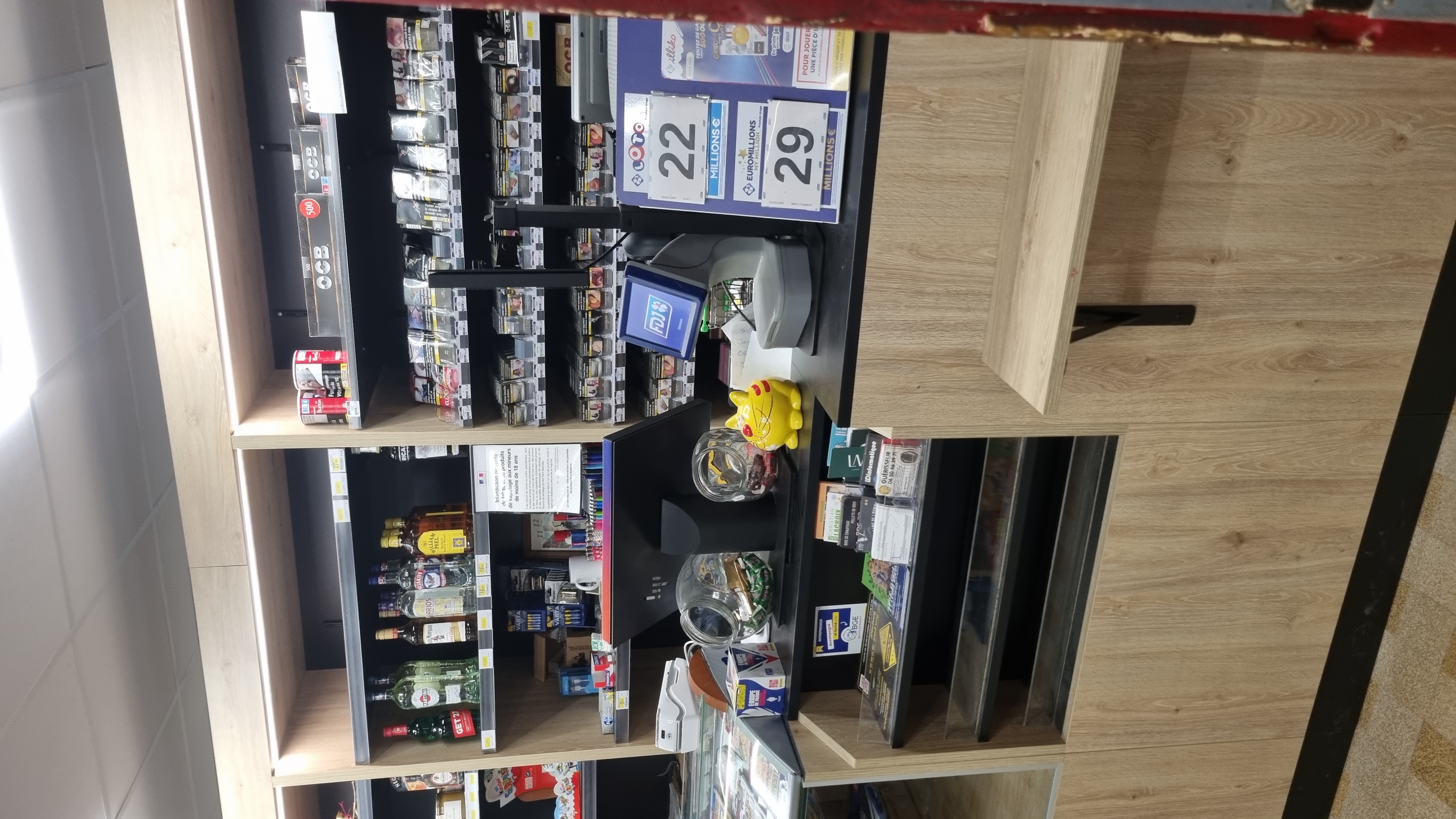 Epicerie  dans un beau  village  du gers .
Epicerie, tabac,presse, fdj,dépôt de pains,multiples  services.
(Colis,paiement  des impôts, ext)
Magasin  refait  en 2024 et alarme. 
Vente  pour un nouveau  projet.
Le prix  ne comprend  pas le stock.
Premier  contact  par SMS
Agence ou curieux  s abstenir  merci.