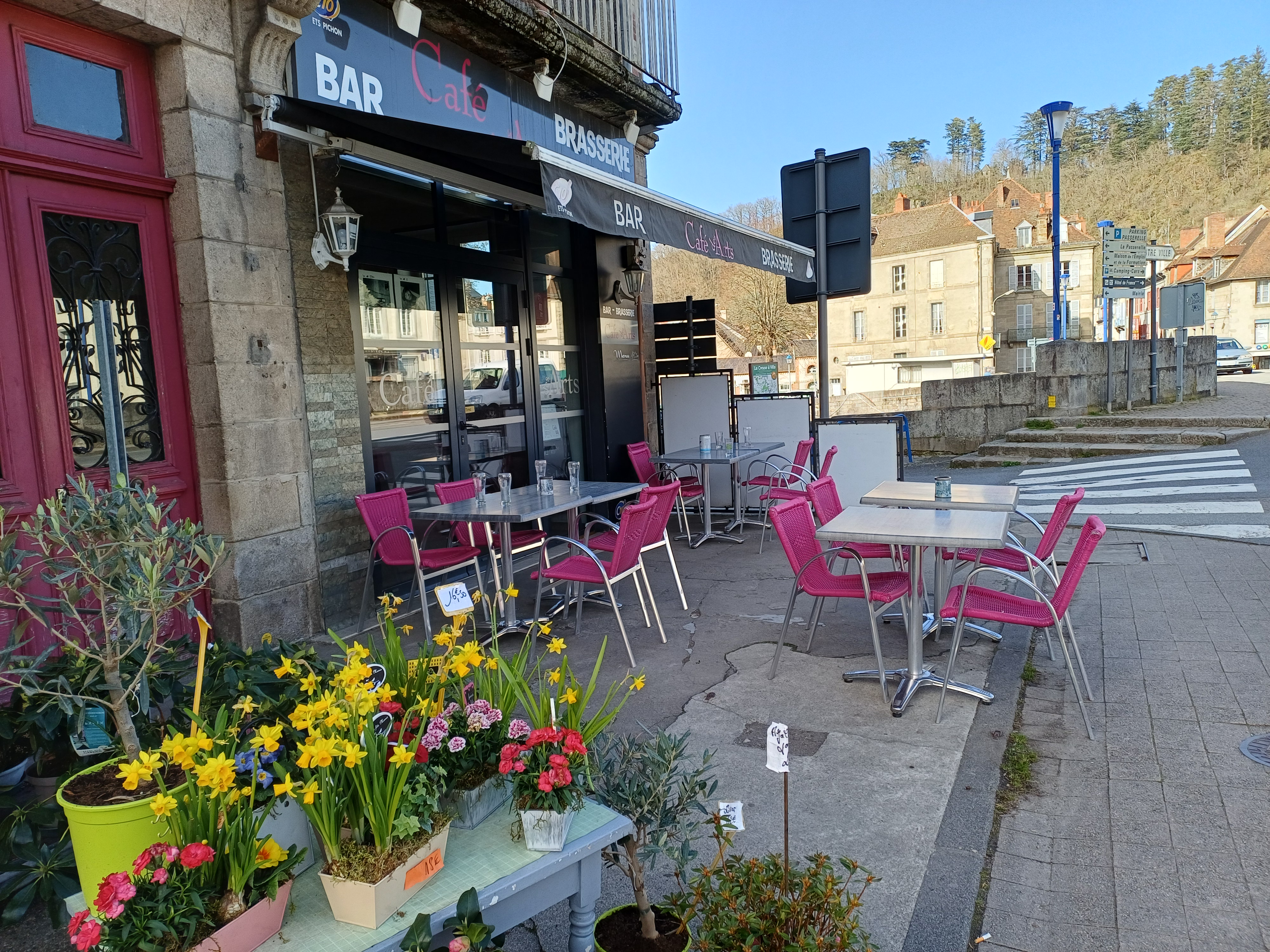 A reprendre dans le centre-ville touristique et vivant d'Aubusson, capitale internationale de la tapisserie, proche du Parc Naturel Régional de Millevaches en Limousin.
Situé entre Limoges et Clermont-Ferrand à Aubusson, une ville animée et vivante, avec ses 140 commerces.
Ce bar-restaurant recherche un ou des repreneurs suite à un futur départ à la retraite. Ce restaurant est idéalement situé sur un axe très fréquenté. Son emplacement garantit un flux constant de clientèle à la fois locale grâce aux administrations et entreprises locales mais aussi touristique grâce à la proximité de la Cité internationale de la tapisserie qui attire chaque année 50 000 visiteurs.
Ce commerce pouvant servir une cinquantaine de couverts est idéal pour un couple suhaitant reprendre et développer des activités de bar-restauration, snacking et profiter d'un cadre de vie préservé. 
Salle de bar de 50 m²
Salle de restaurant de 50 m²
Terrasse agréable, ensoleillée de matin de 18 places
Cave de 50 m²
Places de stationnement à proximité
Cuisine équipée
Licence IV
Les +
Affaire clé en main
Emplacement stratégique sur un axe passant
Proximité des parkings gratuits
Régime spécial d'exonérations fiscales et sociales (zone FRR)
Loyer 679€

Cadre de vie : 
Ici, vous trouverez un cadre de vie agréable avec de nombreux services de qualité (centre hospitalier, crèche, de l’école maternelle au lycée+BTS, centre de loisirs, cinéma, maison des sports et de la danse, Scène Nationale, centre Aqualudique,…) et une vie culturelle et sociale dense grâce à de nombreuses associations qui animent le territoire. Aubusson bénéficie de la proximité des grands espaces et lacs du Parc Naturel Régional de Millevaches, propice aux activités sportives comme la randonnée à pied, à cheval et VTT.

Vous ne serez pas seul.e.s dans vos démarches
●	1  accompagnement et conseils par les cédants
●	1 accompagnement à la reprise de l’activité (business plan, statut juridique, formations, obligations légales, conseils au développement, orientations sur les dispositifs d’aides financières) par la développeuse économique de Creuse Grand Sud

●	1 accompagnement personnalisé à l’installation pour vous et votre famille (emploi du conjoint, logement, écoles, services, activités sportives et culturelles…)