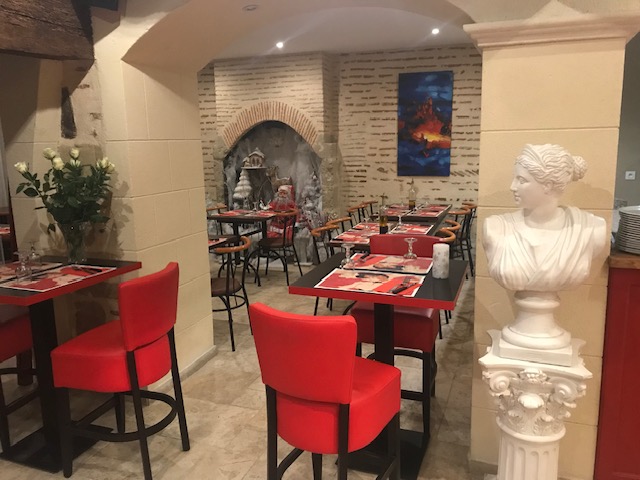 Vend fond commerce pizzeria pour cause de retraite restaurant 85 place intérieure plus 40 terrasse centre-ville parking gratuit à proximité très belle affaire loyer mensuel 2100 possibilité  acheter les murs