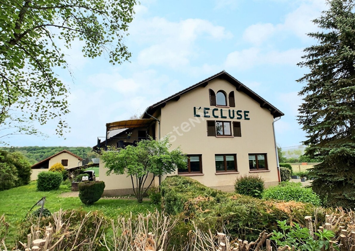 Description du bien :

Le bâtiment de 485 m² offre plusieurs espaces dont un accueil et un bar.

Le restaurant comprend :
- deux salles d’une capacité de 30 couverts chacune
- une salle de réception d’une capacité de 60 couverts
- une terrasse d’une capacité de 60 couverts

Le bien dispose également d’un appartement en duplex et d’un parking privatif ombragé.

Surface du bien :

Restaurant de 485 m².

Localisation :

Le restaurant est situé à proximité de Sarrebruck, Sarreguemines et Forbach, le long d'une rivière.

Conditions d'acquisition :

Vente des murs et du fond (licence IV) de l'établissement, suite à départ en retraite des exploitants actuels. 

500 000 €, honoraires d'agence à la charge du vendeur. 

Personnel :
- 1 chef de cuisine
- 1 responsable de salle
- 2 plongeuses à temps partiel

Caractéristiques / Atouts :

- Le restaurant offre un cadre reposant et une ambiance lounge.
- L'établissement est entièrement aux normes, fonctionnel et équipé.
- Pas de gros travaux sont à prévoir.