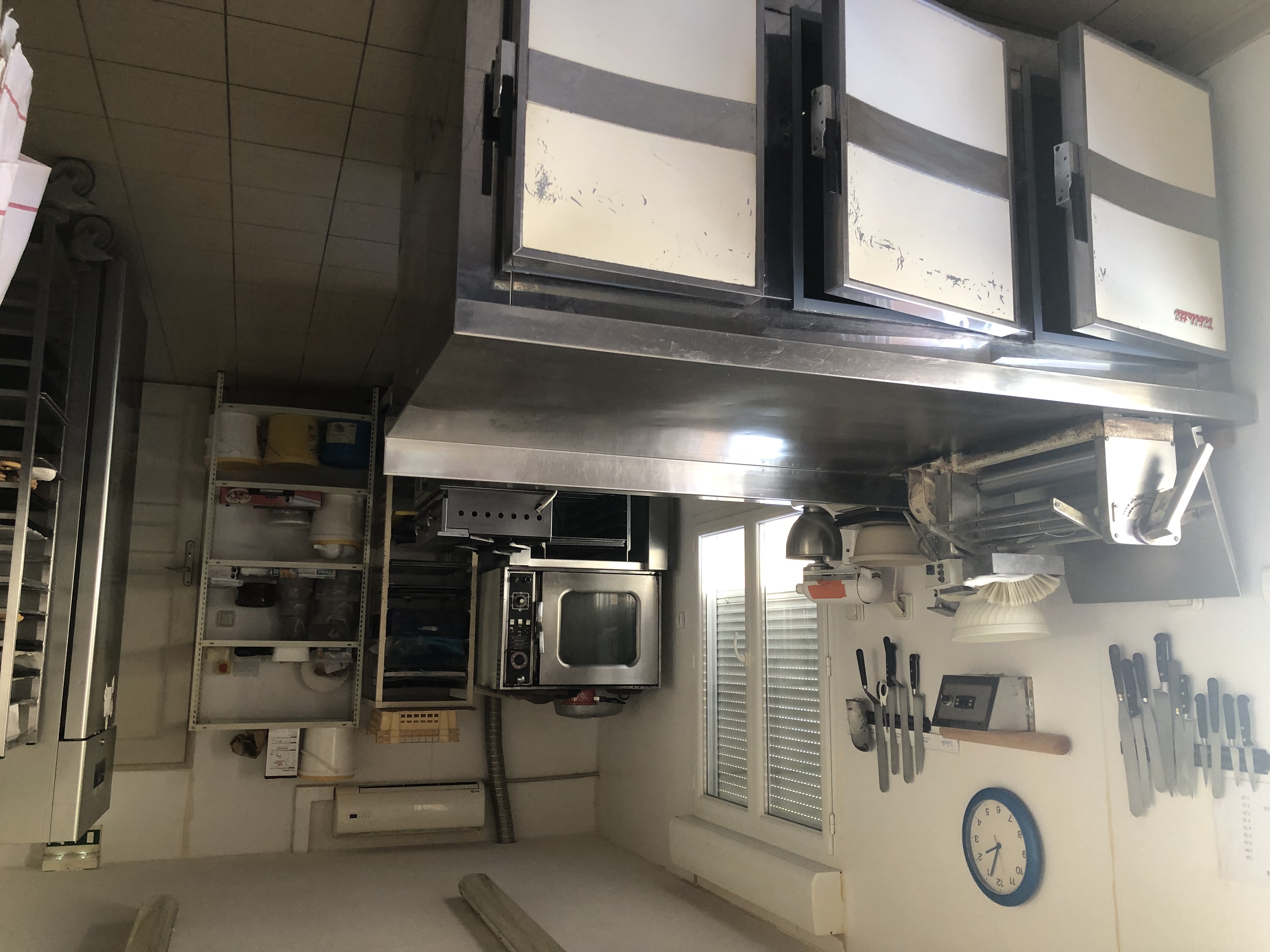 Dans un village de 2300 habitants, les propriétaires sont en place depuis 33 ans et ont déménagé leurs locaux en 2013, dans une construction neuve, très bien placée et aux normes (sans logement d'habitation )
La commune est très agréable à vivre et possède des écoles ( de la maternelle au collège ), un ehpad, des restaurants, un centre de médecins, un foyer d'activité etc...