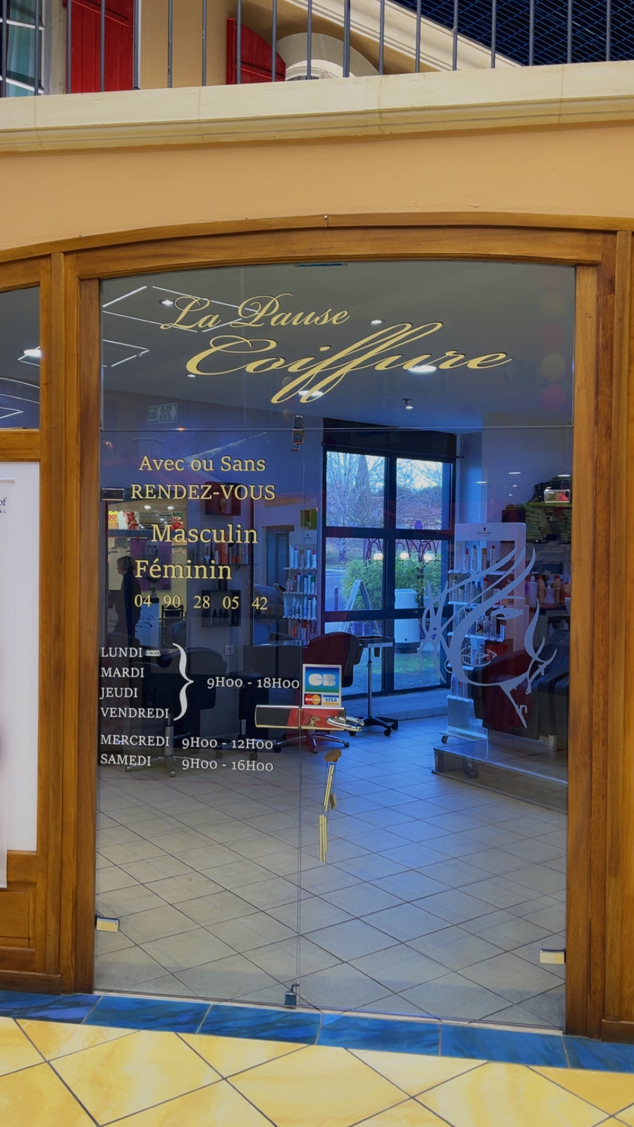 Description
✂️ OPPORTUNITÉ À SAISIR – SALON DE COIFFURE CLÉ EN MAIN ✂️  À vendre salon de coiffure attractif et chaleureux, situé à Saint-Romain-en-Viennois (secteur Vaison-la-Romaine), au cœur d’une zone commerciale dynamique avec stationnement facile.  ✨ Les atouts du salon : • Clientèle fidèle et régulière • Salon bien agencé, lumineux et agréable • Matériel et mobilier professionnels en très bon état • Aucun travaux à prévoir : activité exploitable immédiatement  💼 Affaire saine, exploitée avec sérieux, offrant un beau potentiel de développement (horaires, prestations, revente de produits…).  🤝 Idéal pour une première installation ou une reprise en toute sérénité. Un accompagnement peut être proposé pour assurer une transition en douceur.  📍 Emplacement stratégique ✂️ Salon prêt à l’emploi 💖 Clientèle déjà présente 👱‍♀️ Une salariée 3 jours par semaine 💰 Prix : 85 000 € –