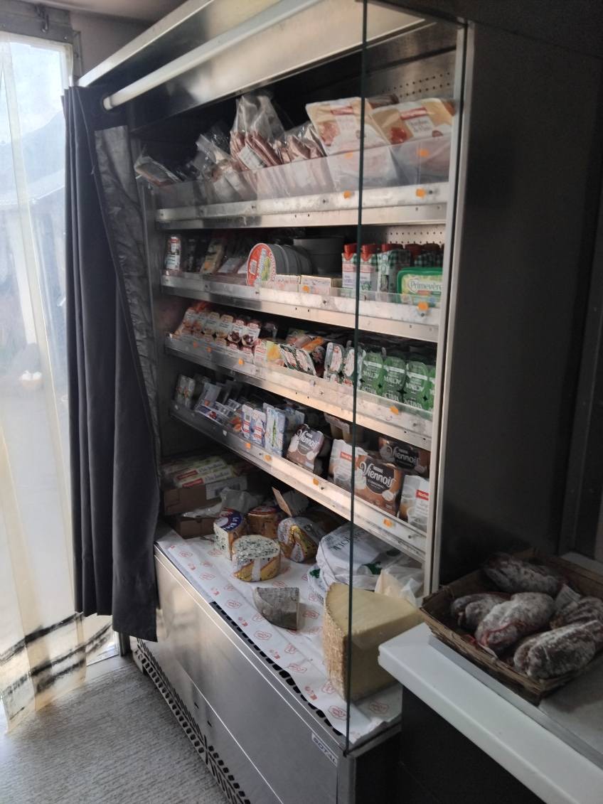 À vendre épicerie ambulante dans le massif du Sancy.

Camion magasin poids lourd 9 tonnes tout équipé + clientèle fidèle.

Tournée sur 4 jours : 30km à la ronde autour de Murol.