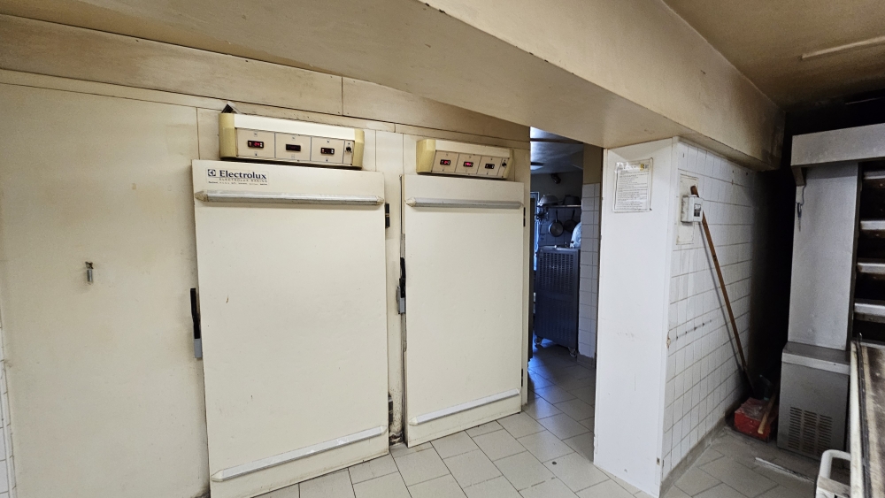 Boulangerie Pâtisserie à céder à un couple de gérant désirant se créer une carrière professionnelle à sa propre image 
Commerce tenu et entretenu au mieux possible pendant 30 ans dans un secteur regroupant plus de 2500 habitants sans concurance direct.
Logement et local pro en bon état. 
Candidat sérieux prendre contact.