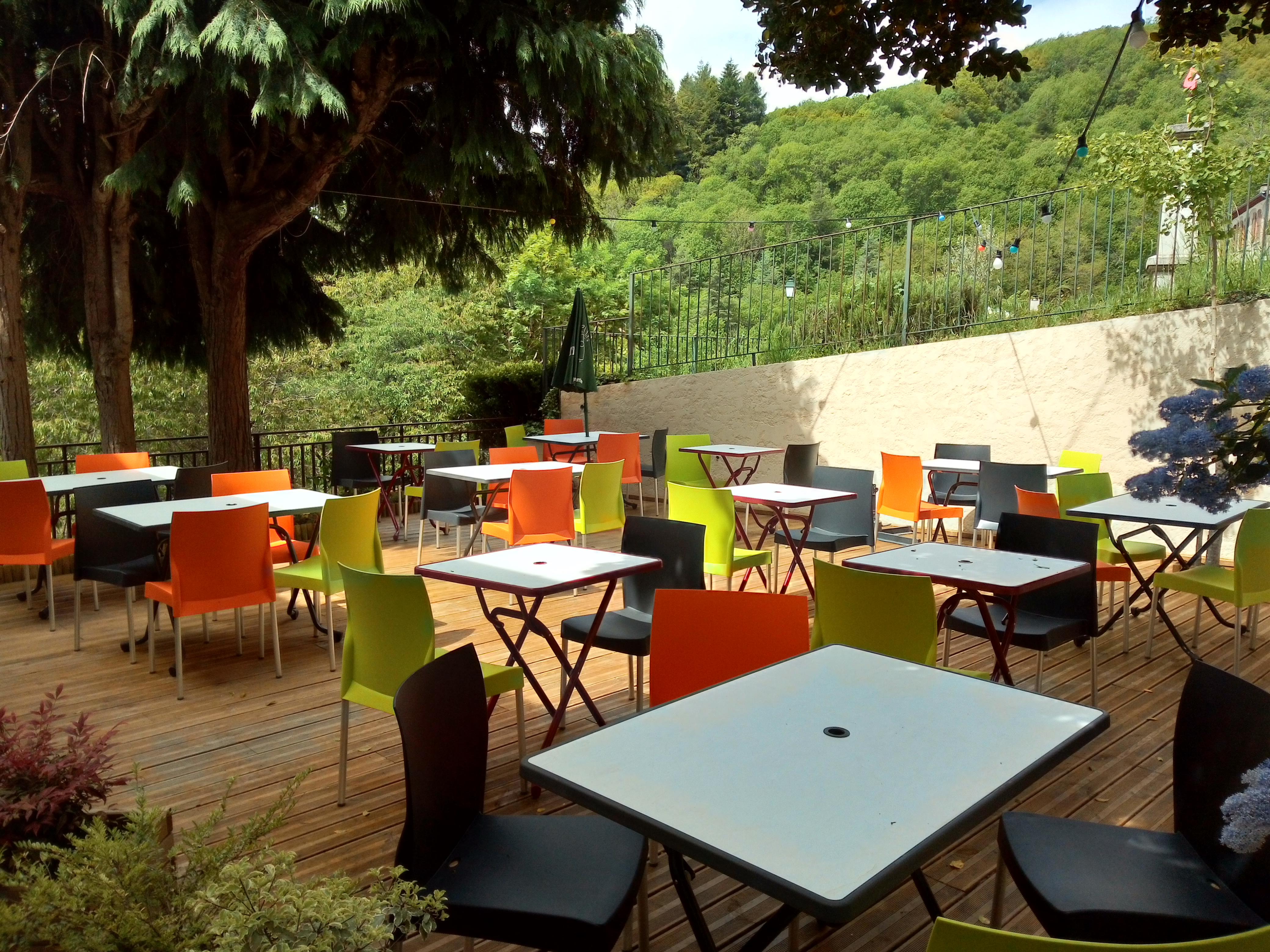 Charmant bar restaurant de village clés en main, appartement avec terrasse et jardin privatifs, dans la montagne noire.
Situé dans le charmant village de Castans, cette belle propriété est un véritable lieu de vie qui accueille aussi bien les visiteurs que les habitants.
Entouré de forêts, le village est un paradis pour les amoureux de la nature: randonnées à pied ou à vélo, cueillette de champignons, pêche en eaux vives...
Rez de chaussée: bar spacieux et accueillant
1er étage: restaurant avec grande terrasse (+pergola) offrant une très belle vue
Cuisine et plonge professionnelles entièrement équipées
A l'étage supérieur: beau et grand appartement privé avec terrasse et jardin
Possibilité d'acheter une maison attenante à rénover pour 2 chambres d'hôtes ou gîte.