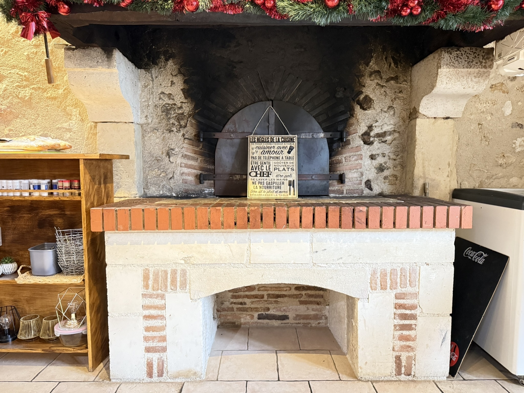 À vendre : Fonds de commerce Restaurant / Bar / Traiteur situé au cœur de Pouligny-Saint-Pierre, dans le Parc Naturel de la Brenne.
Seul commerce de bouche du village, l’établissement bénéficie d’une clientèle fidèle, d’un fort flux touristique et d’un emplacement central avec excellente visibilité.

Superficie exploitée : 203 m²

2 salles (environ 50 couverts : 30 au RDC, 20 à l'étage)

Terrasse d’environ 40 places (partie ouverte + véranda électrique)

Four à bois en excellent état

Cuisine professionnelle équipée + arrière-cuisine (chambre froide + congélateur)

Bar complet

WC PMR + accès PMR

Bureau indépendant

Grand parking + parking secondaire

Licence IV incluse dans le bail

CA annuel : environ 340 000 €

Activités possibles : restaurant, bar, traiteur, pizzas au four à bois, vente à emporter, bar-tabac (selon autorisations), etc.

Maison de fonction attenante (incluse dans le loyer) – 73 m²

2 chambres

Séjour

Cuisine

Salle de bain + WC séparé

Terrain clos ~300 m²

Loyer unique très attractif : 618 € / mois
(murs du restaurant + maison de fonction). Rare sur le marché.

Environnement :
Pouligny-Saint-Pierre est une commune vivante et touristique, célèbre pour son fromage AOP et son attractivité dans la Brenne.
La mairie soutient activement les futurs exploitants.
Plus de 30 associations dynamisent le village, apportant un flux régulier de clients.

Développement touristique en cours :
Nouveaux gîtes et hébergements à proximité immédiate, renforçant la demande pour la restauration.

Atouts du bien :

Emplacement central et stratégique

Unique commerce de bouche

Terrasse 40 places

Four à bois

Licence IV

Parking XXL

Matériel professionnel fonctionnel

Maison de fonction incluse

Potentiel important (pizzas, traiteur, bar, emporter…)

Accompagnement possible par l’exploitante actuelle

Prix : 59 800 € (fonds de commerce)
Honoraires à la charge de l’acquéreur.

Contact : Rodolphe SALLOT – DR HOUSE IMMO
Tél : 06 36 75 90 23
Mail : r.sallot@drhouse-immo.fr