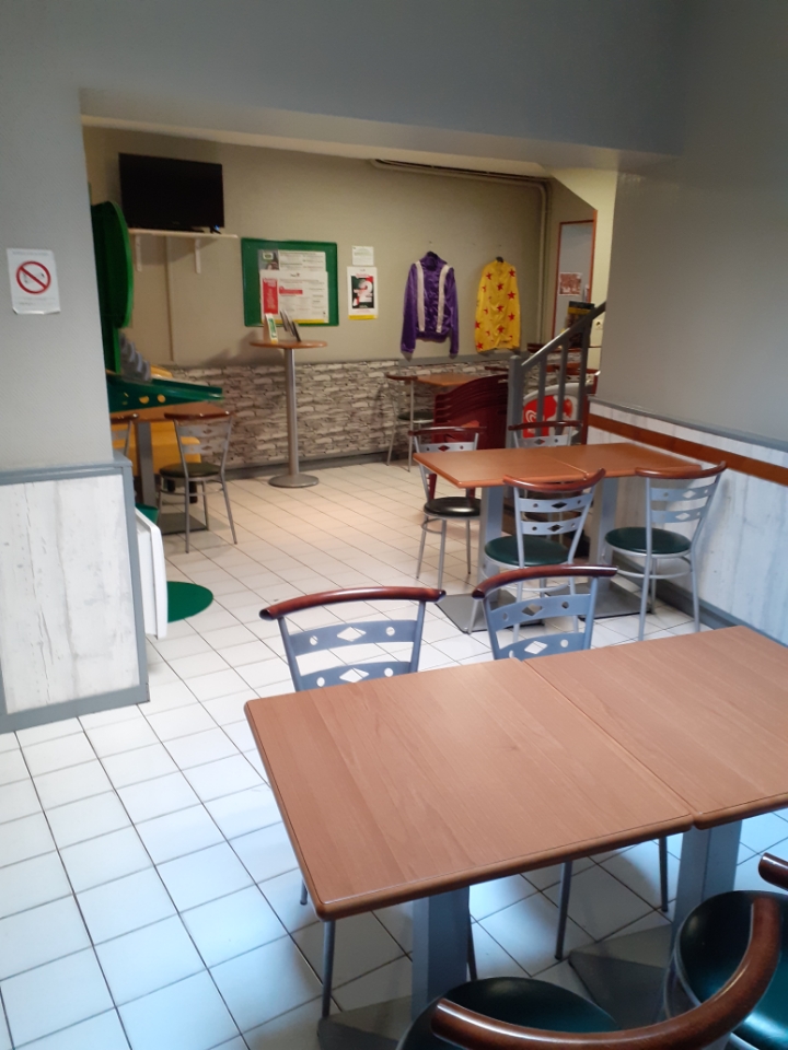 Vend fond de commerce Bar Pmu Licence IV tenu 23 ans
Vente cause retraite

Etablissement situé sur la place du Bourg et à proximité d'autres commerces
Parking à proximité

Etablissement pouvant accueillir 38 places assises sur 2 salles
1 Salle à l'étage + 1 Bureau
Terrasse de 25 places environ
Loyer Mensuel = 450 €