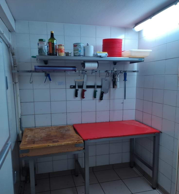 A VENDRE BOUCHERIE/CHARCUTERIE (cause départ en retraite).
Située à Saint-Rémy, première couronne de Chalon sur Saône (71), dans un quartier commerçant.

Une belle boucherie de 35 m2 de surface de vente dont 8,5 mètre linéaire de banque équipée de nébulisation et tout le matériel nécessaire.
A l'arrière du magasin se trouve un laboratoire de travail, une chambre froide de 15 m2 et un coin plonge (lave vaisselle). En prolongement bureau, salle de pause et local de stockage suivi d'un garage de 30 m2.
Au sous-sol, la boucherie dispose également d'un laboratoire de 45 m2 tout équipé (chambre froide, robot coupe, chaudière, 4 feux, four, laminoire etc ...) et une annexe de stockage.

Bon CA, stationnement clientèle devant le magasin, fermée dimanche et lundi et 5 semaines de congés.

Bonne affaire à reprendre avec 1 salarié ne nécessitant pas d'investissement supplémentaire.

Pour toutes informations, nous sommes joignable au 06 78 78 56 55. En cas d'indisponibilité laissez-nous un message ou un SMS et nous vous recontacterons.