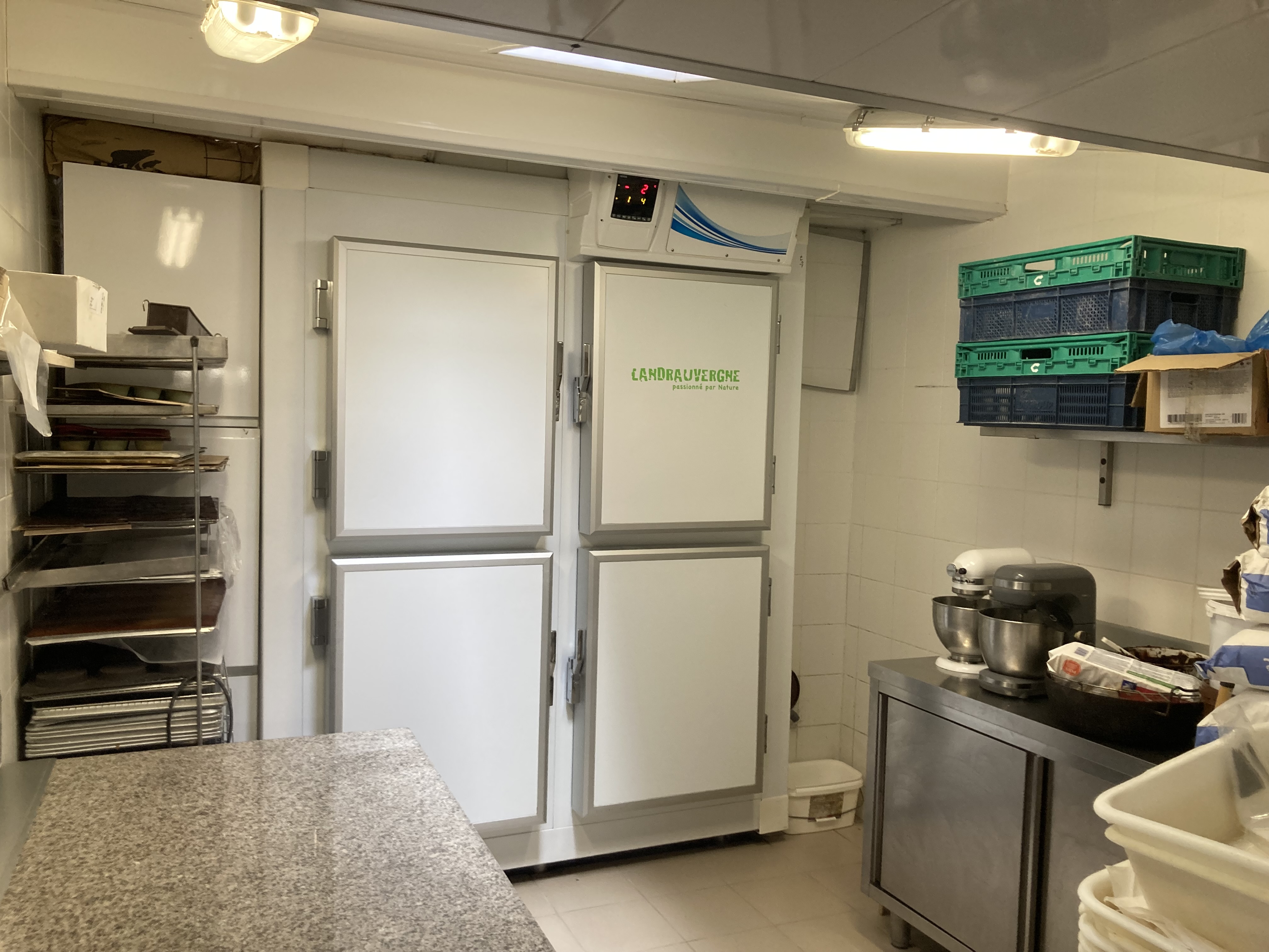 Très belle boulangerie pâtisserie à vendre dans la Loire 42
A seulement 35 mn de Saint Etienne et 15 mn de Montbrison
Cette opportunité est à proximité de divers commerces (restaurant, coiffeur, bar tabac, esthéticIenne, primeur, auto école)
Village disposant d'une école et de nombreuses associations

Idéalement placé avec des lignes de transport 12 mn de la gare, 20 km station de ski 
Sans concurrence directe
6 semaines de fermeture par an
Fermé le dimanche après midi et le lundi 
Pas de dépôt
Salarié 1 boulanger, 1 apprenti boulanger 1 vendeuse et un couple d'exploitant