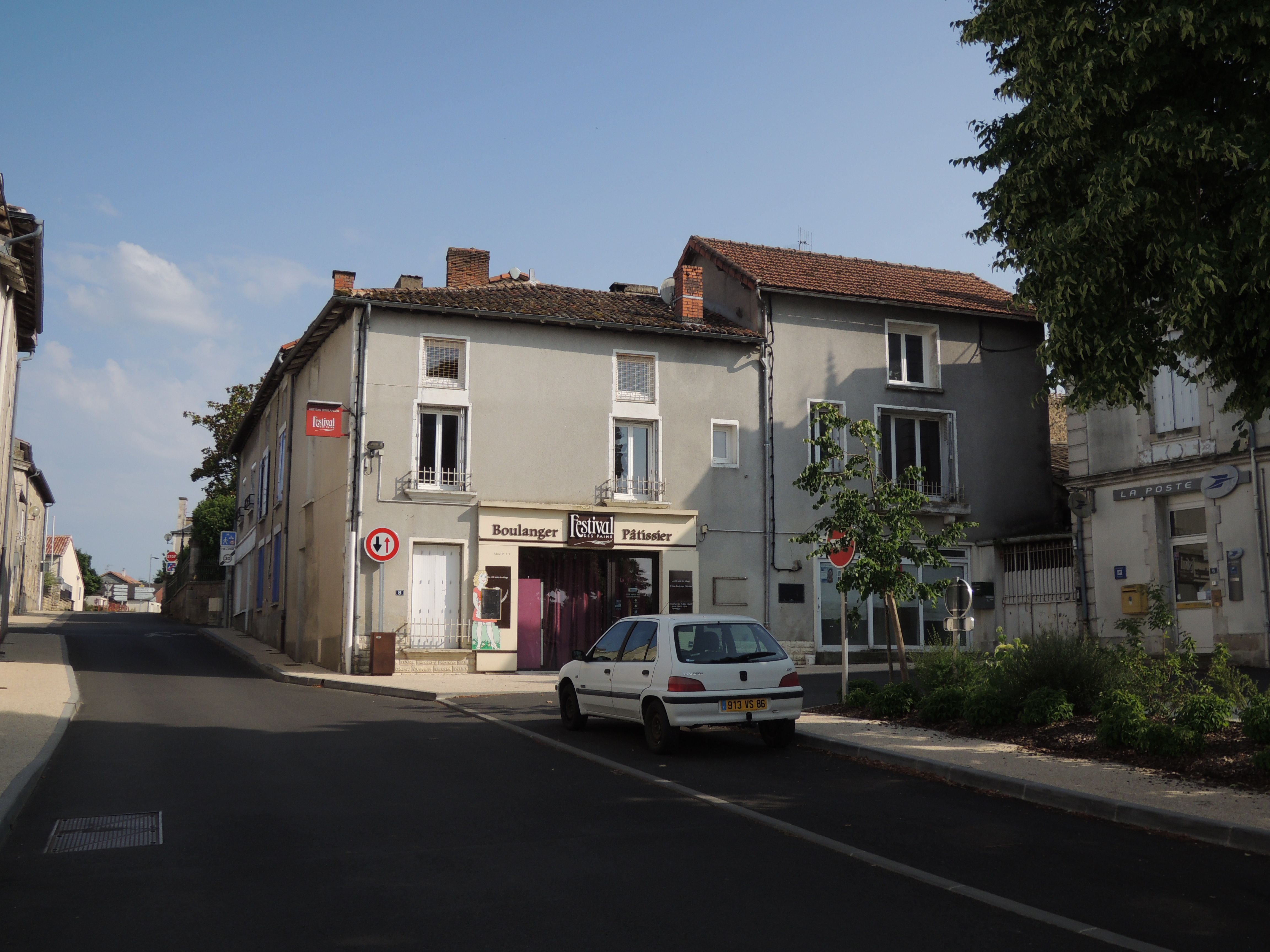 Situé dans une commune dynamique de plus de 1 500 habitants, à seulement 25 minutes de Poitiers, cet immeuble offre une belle opportunité pour un projet professionnel en boulangerie pâtisserie avec logement sur place.

Niché dans un environnement agréable de bocages et de prairies, ainsi que de nombreuse routes communales dont les haies sont préservées, le bien bénéficie également d’un cadre de vie paisible et verdoyant.

 Descriptif du bien :

Immeuble sur 4 niveaux comprenant : 

Rez-de-chaussée : Local commercial avec espace de vente, boutique, fournil, cuisine, dégagement, accès à une cave.

1er étage : Grand salon, trois chambres, une salle de bain, WC séparé.

Dernier niveau : Vaste grenier aménageable, offrant un potentiel d’agrandissement.

L’ensemble des huisseries (isophoniques) a été remplacé en 2023.

Extérieur : Terrasse agréable dans un environnement verdoyant

Places de stationnement à proximité.  

 À proximité immédiate sur la commune :

Supérette SPAR, pharmacie, trois médecins, infirmière, taxi, bureau de poste, salon de coiffure, banque (Crédit Agricole), assurance (AXA), école élémentaire, une crèche, un collège, une maison de retraite, cabinet dentaire, une étude notariale, une piscine municipale et des chambres d’hôtes.
